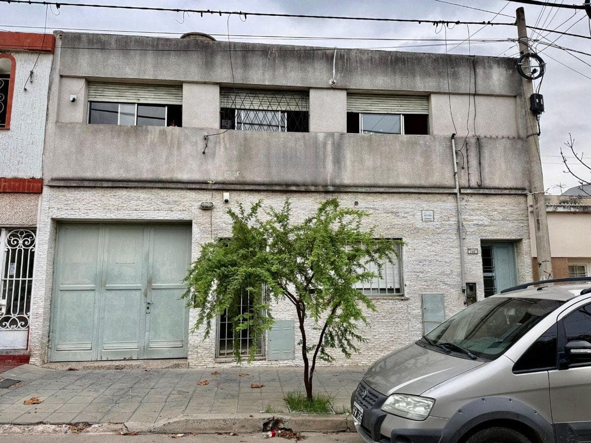 FOR SALE IN SAN MARTIN: 3-BEDROOM HOUSE WITH 3 APARTMENTS AND A WAREHOUSE