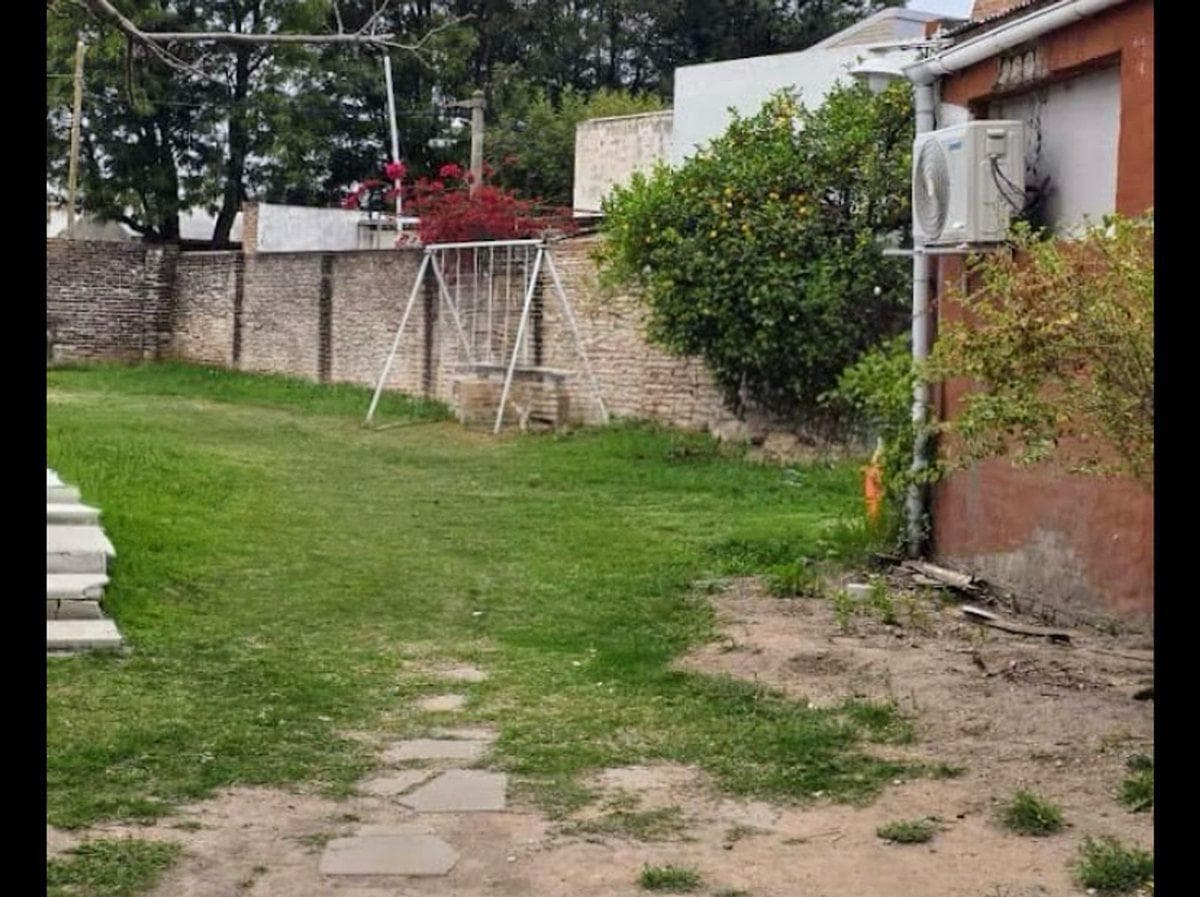 5-BEDROOM HOUSE FOR SALE WITH STORAGE SPACE AND COMMERCIAL SPACE IN THE DEAN FUNES NEIGHBORHOOD, CORDOBA