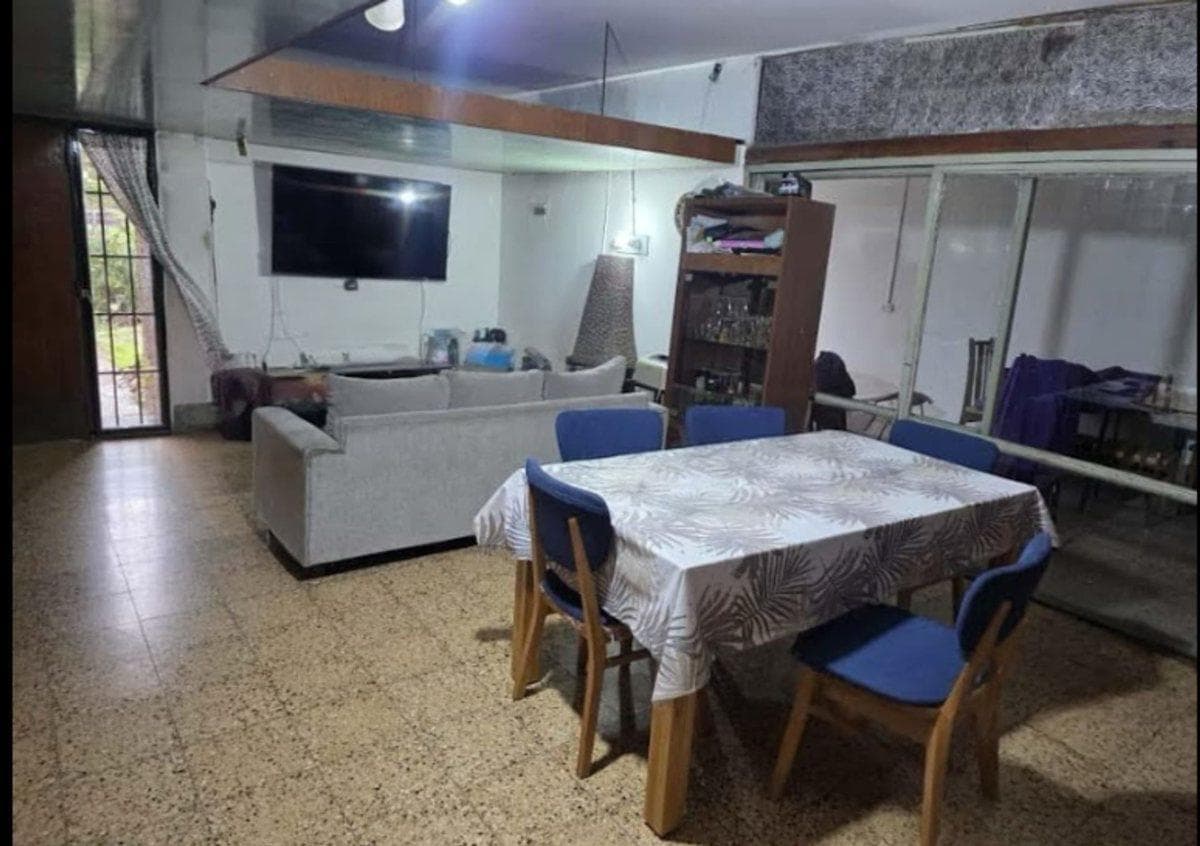 5-BEDROOM HOUSE FOR SALE WITH STORAGE SPACE AND COMMERCIAL SPACE IN THE DEAN FUNES NEIGHBORHOOD, CORDOBA
