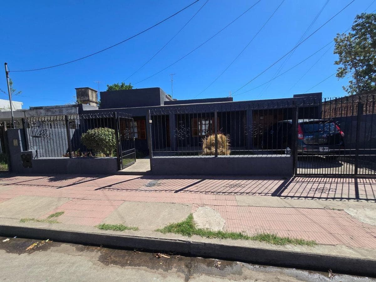 HOUSE FOR SALE: 1 DE MAYO, 3 BEDROOMS