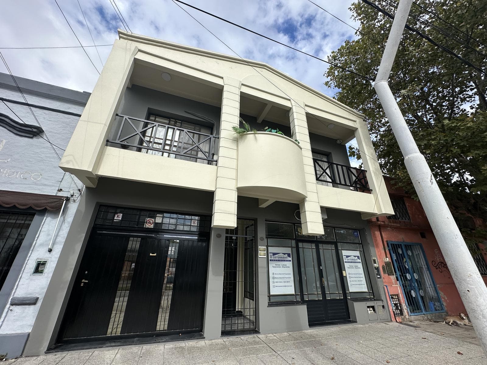 House for Sale with a storefront and a large yard. Garage. Barbecue area and pool. Downtown Campana
