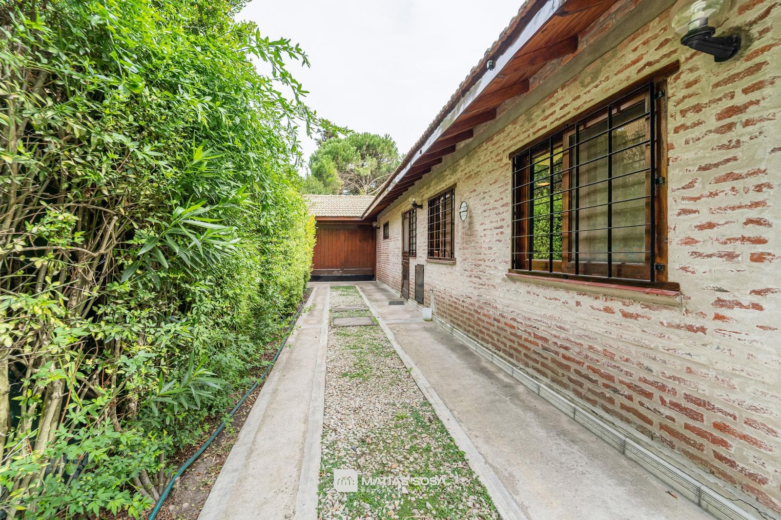 El Grosellar Neighborhood - Garden with barbecue - Single-story home - Eligible for a loan -