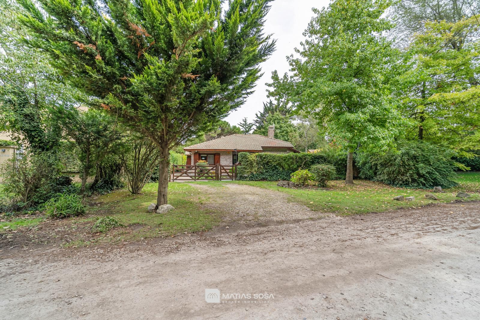 El Grosellar Neighborhood - Garden with barbecue - Single-story home - Eligible for a loan -