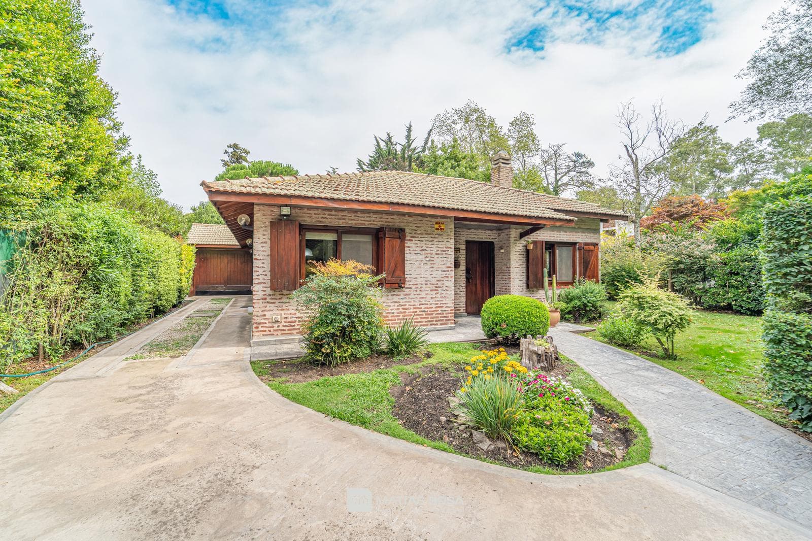 El Grosellar Neighborhood - Garden with barbecue - Single-story home - Eligible for a loan -
