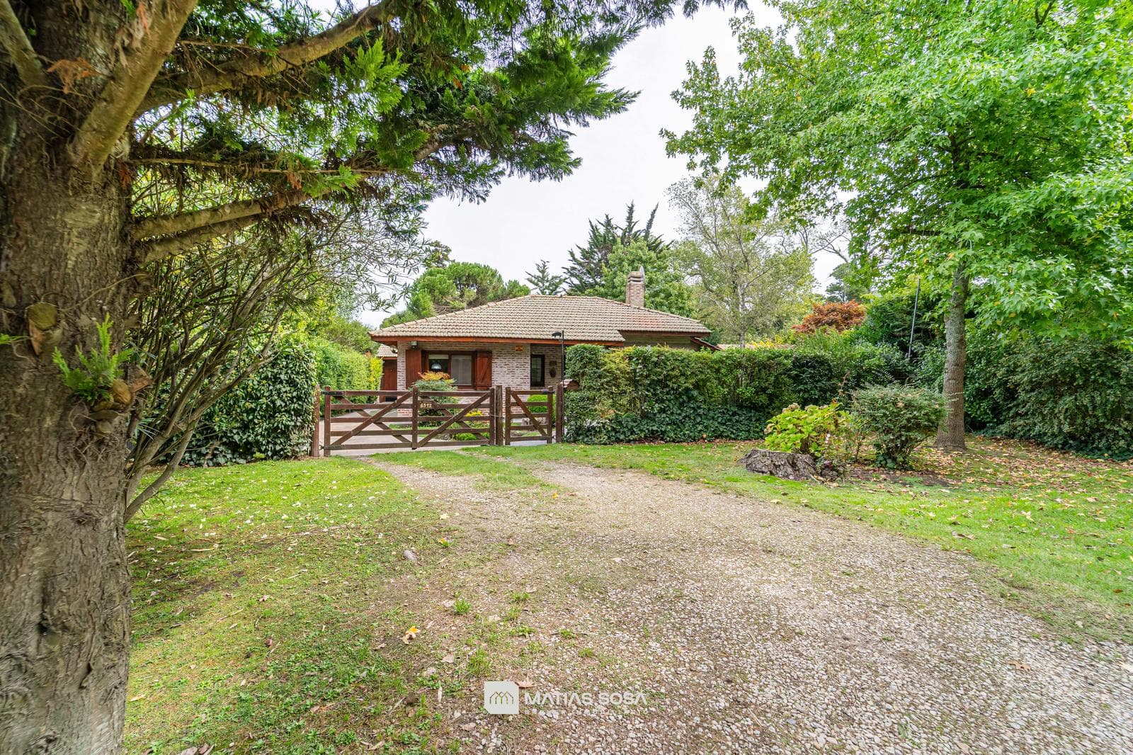 El Grosellar Neighborhood - Garden with barbecue - Single-story home - Eligible for a loan -