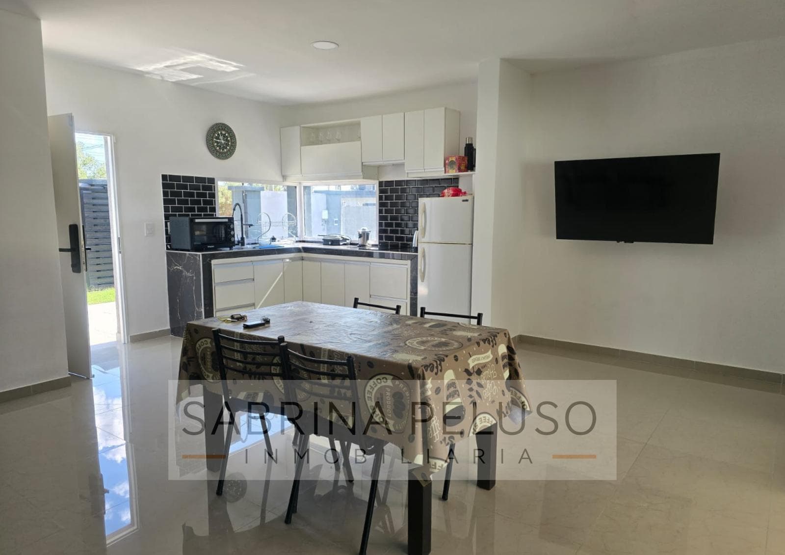 House for Sale with Pool, 680 m² Lot, Garden, and Porch