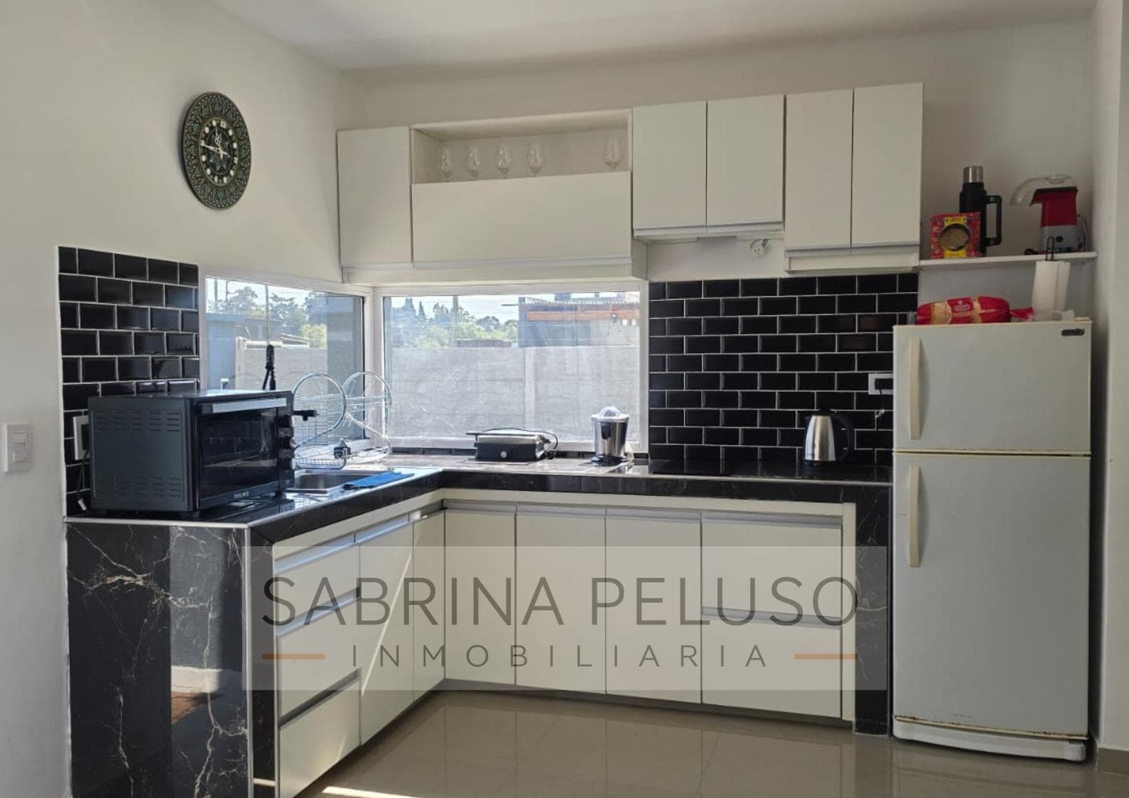 House for Sale with Pool, 680 m² Lot, Garden, and Porch