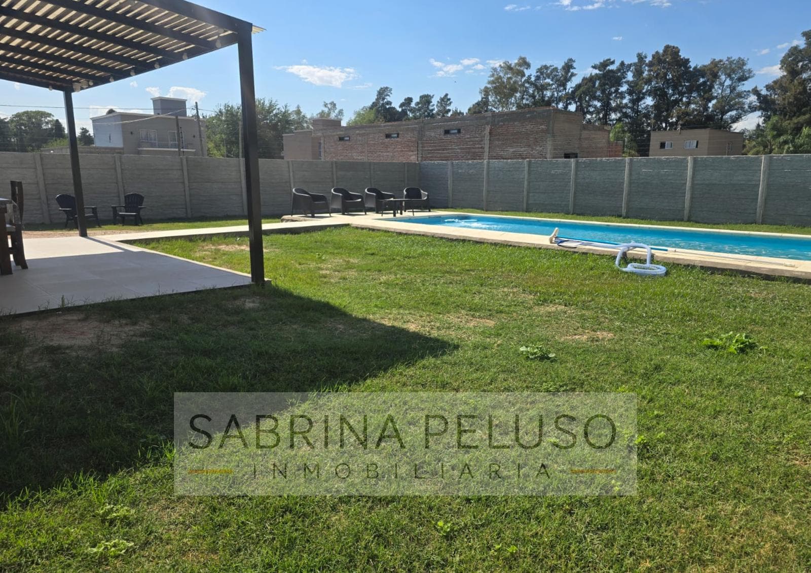 House for Sale with Pool, 680 m² Lot, Garden, and Porch