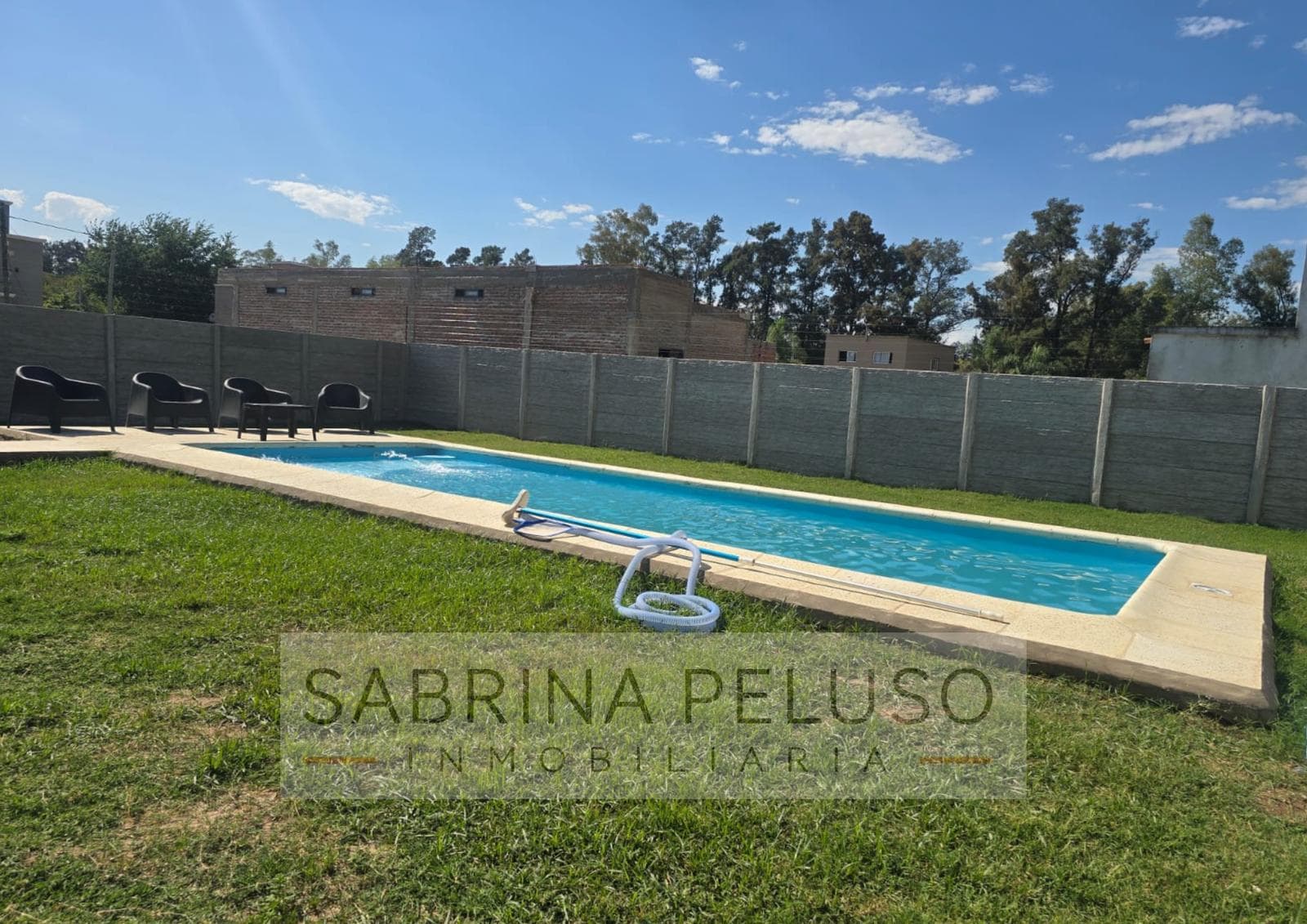 House for Sale with Pool, 680 m² Lot, Garden, and Porch