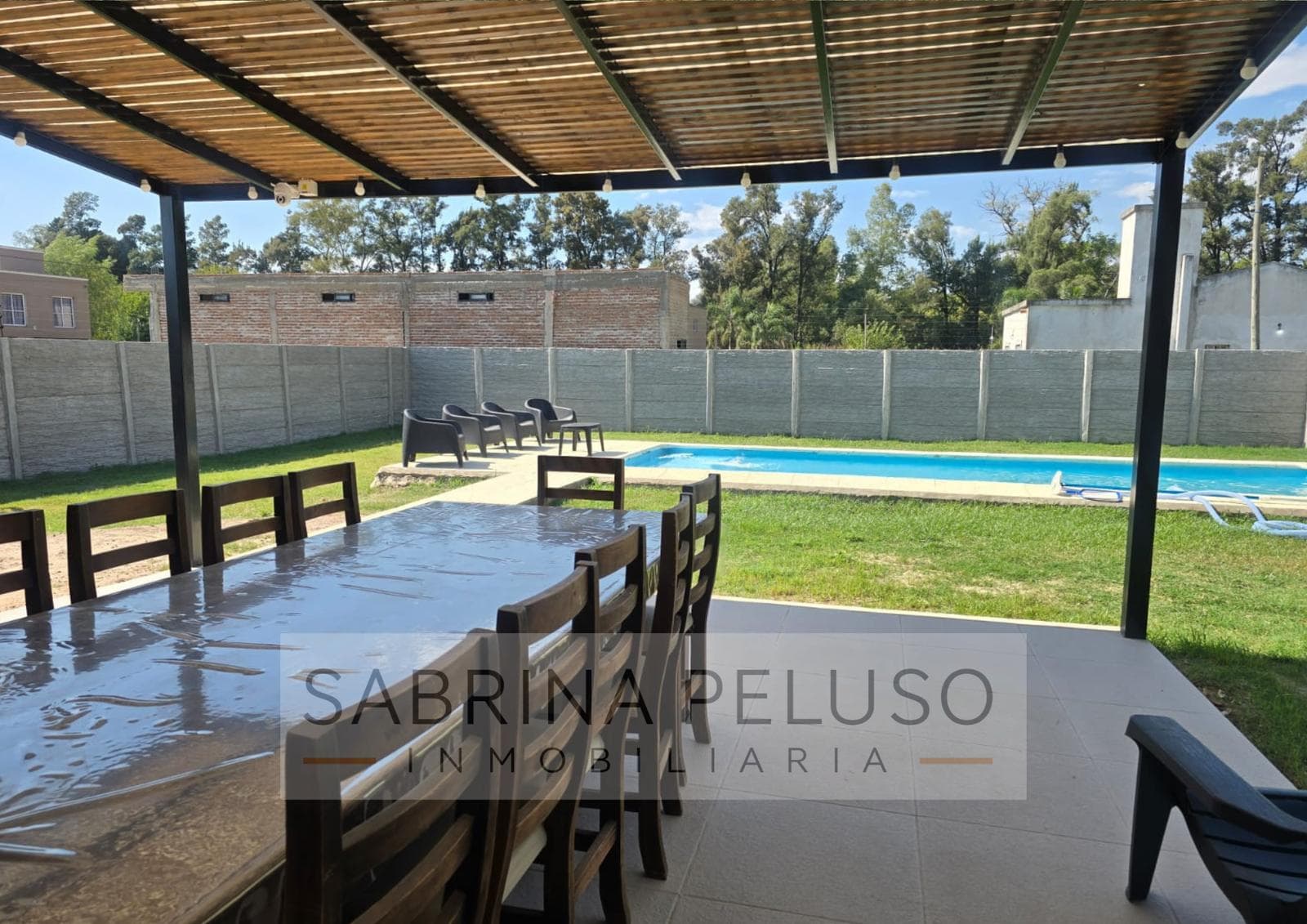 House for Sale with Pool, 680 m² Lot, Garden, and Porch