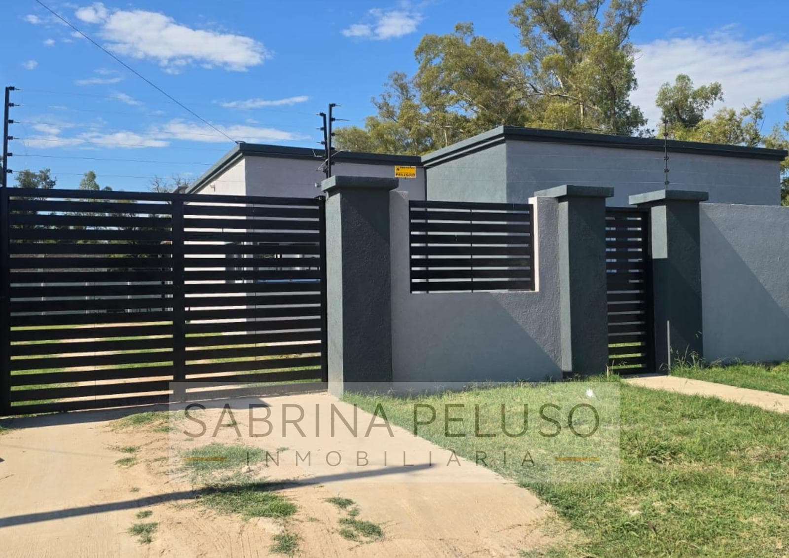 House for Sale with Pool, 680 m² Lot, Garden, and Porch