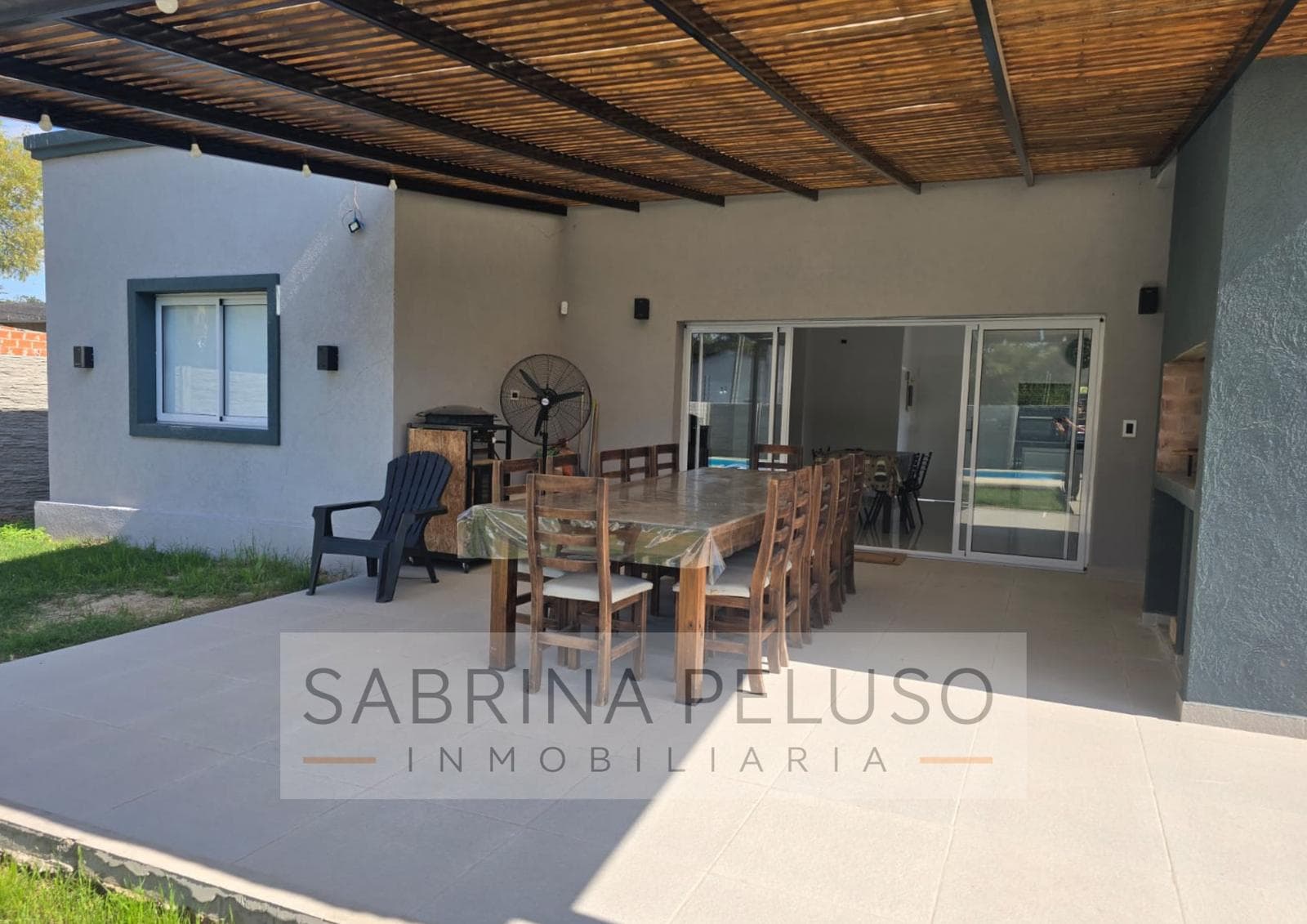 House for Sale with Pool, 680 m² Lot, Garden, and Porch