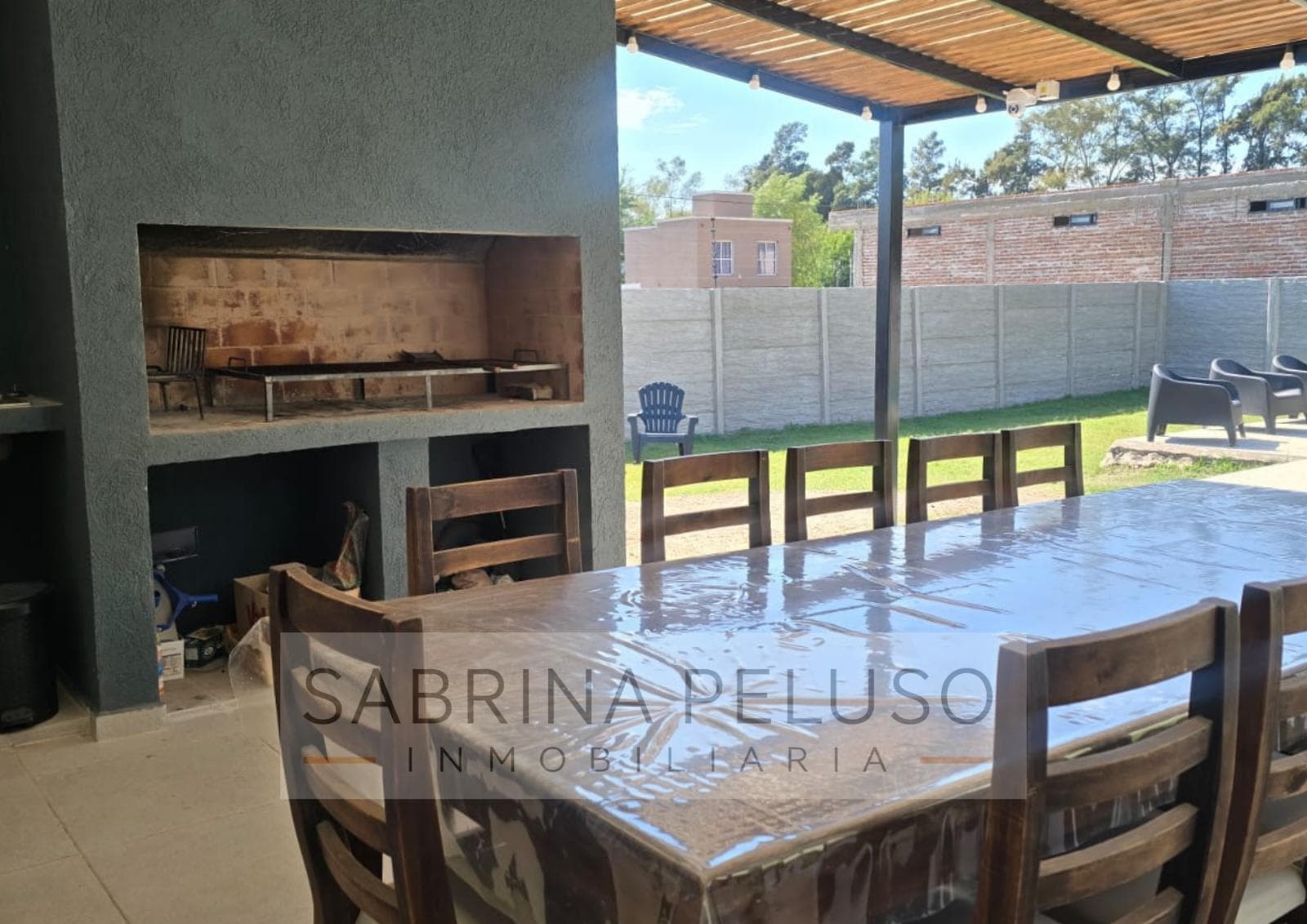 House for Sale with Pool, 680 m² Lot, Garden, and Porch