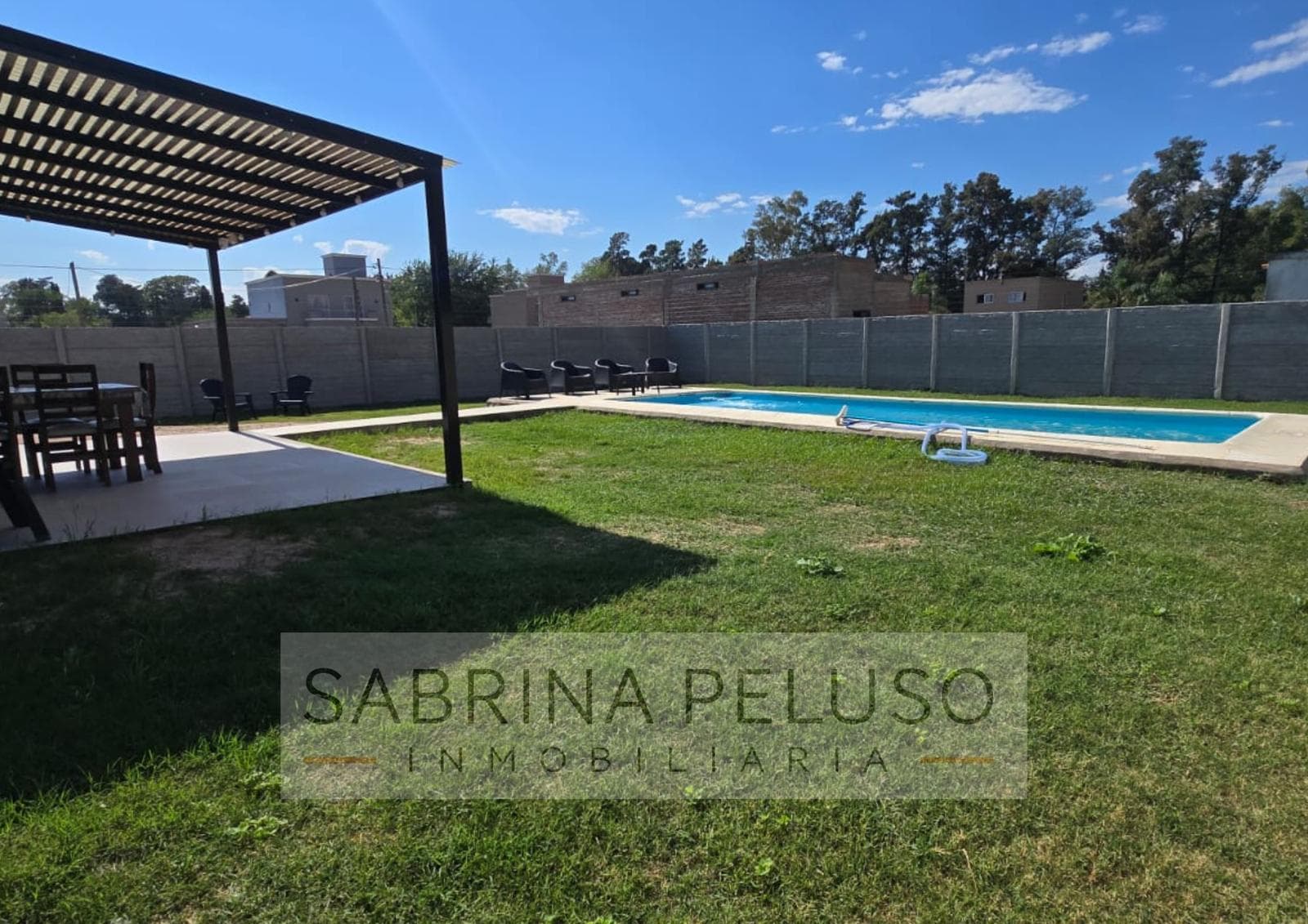 House for Sale with Pool, 680 m² Lot, Garden, and Porch