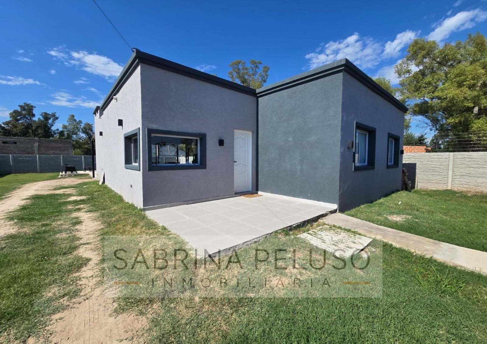 House for Sale with Pool, 680 m² Lot, Garden, and Porch