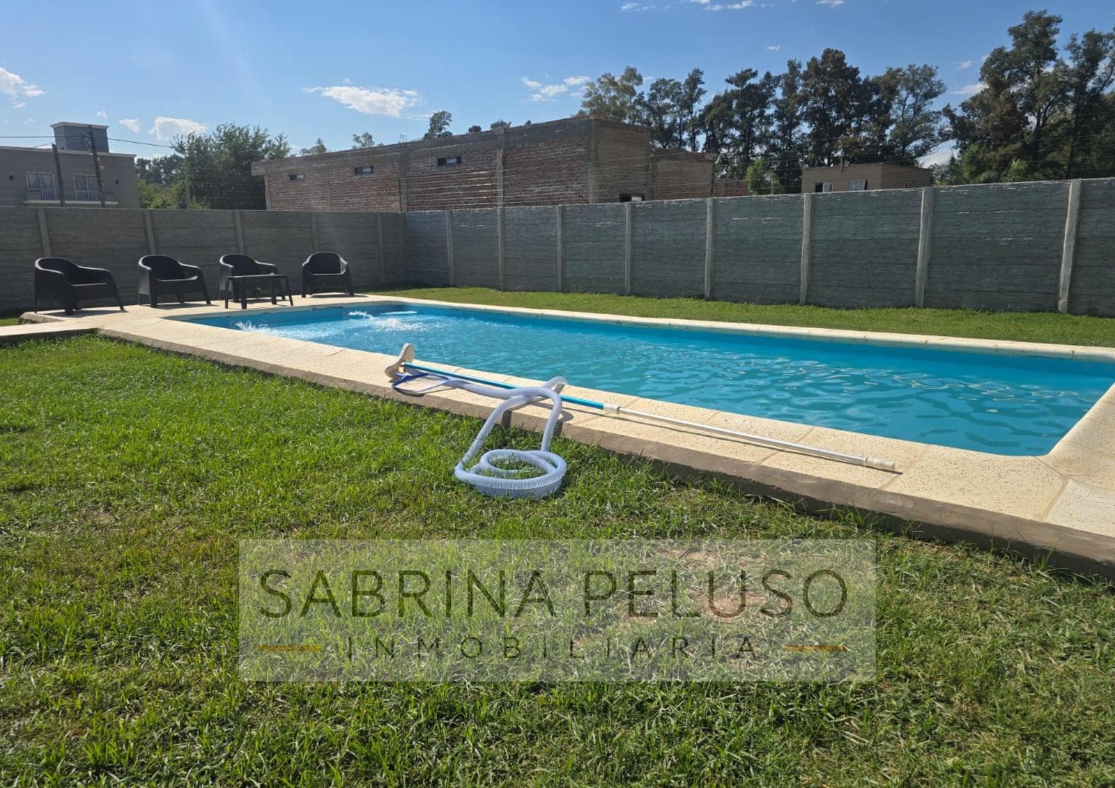 House for Sale with Pool, 680 m² Lot, Garden, and Porch