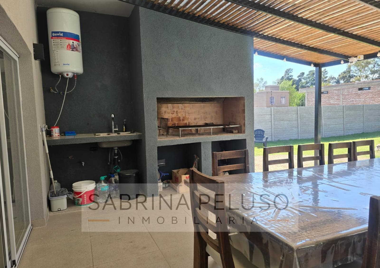 House for Sale with Pool, 680 m² Lot, Garden, and Porch