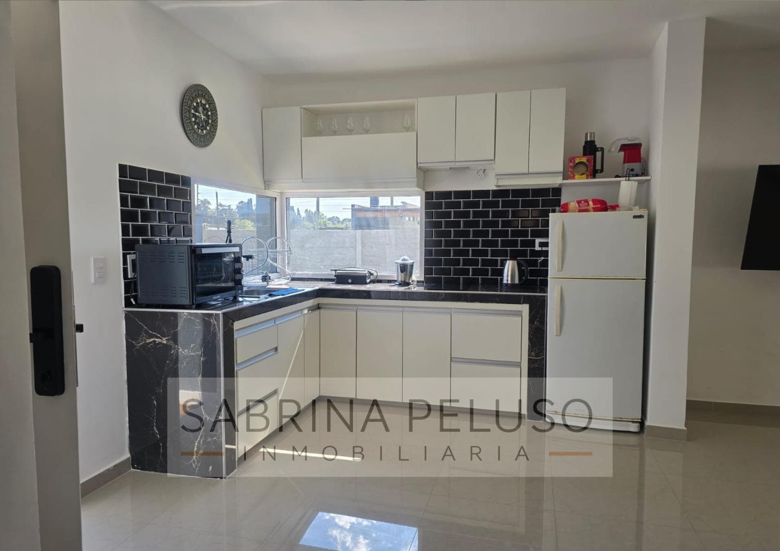 House for Sale with Pool, 680 m² Lot, Garden, and Porch