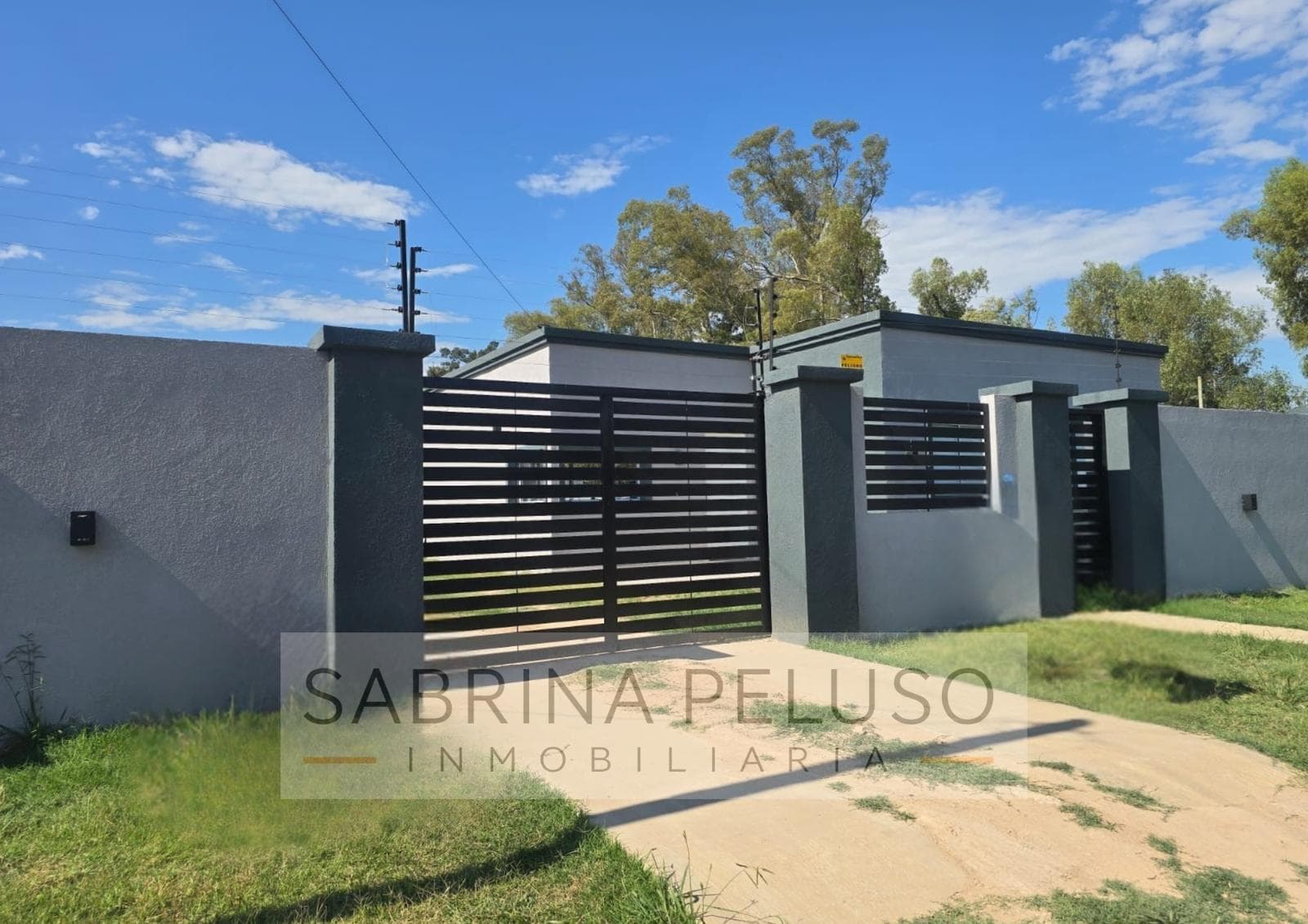 House for Sale with Pool, 680 m² Lot, Garden, and Porch
