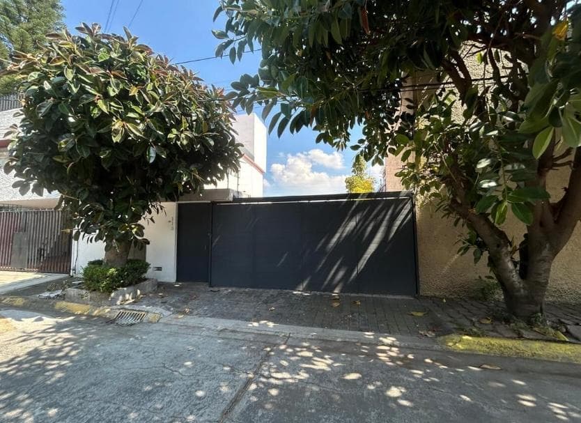 Single-story house for sale in Bosque de Echegaray