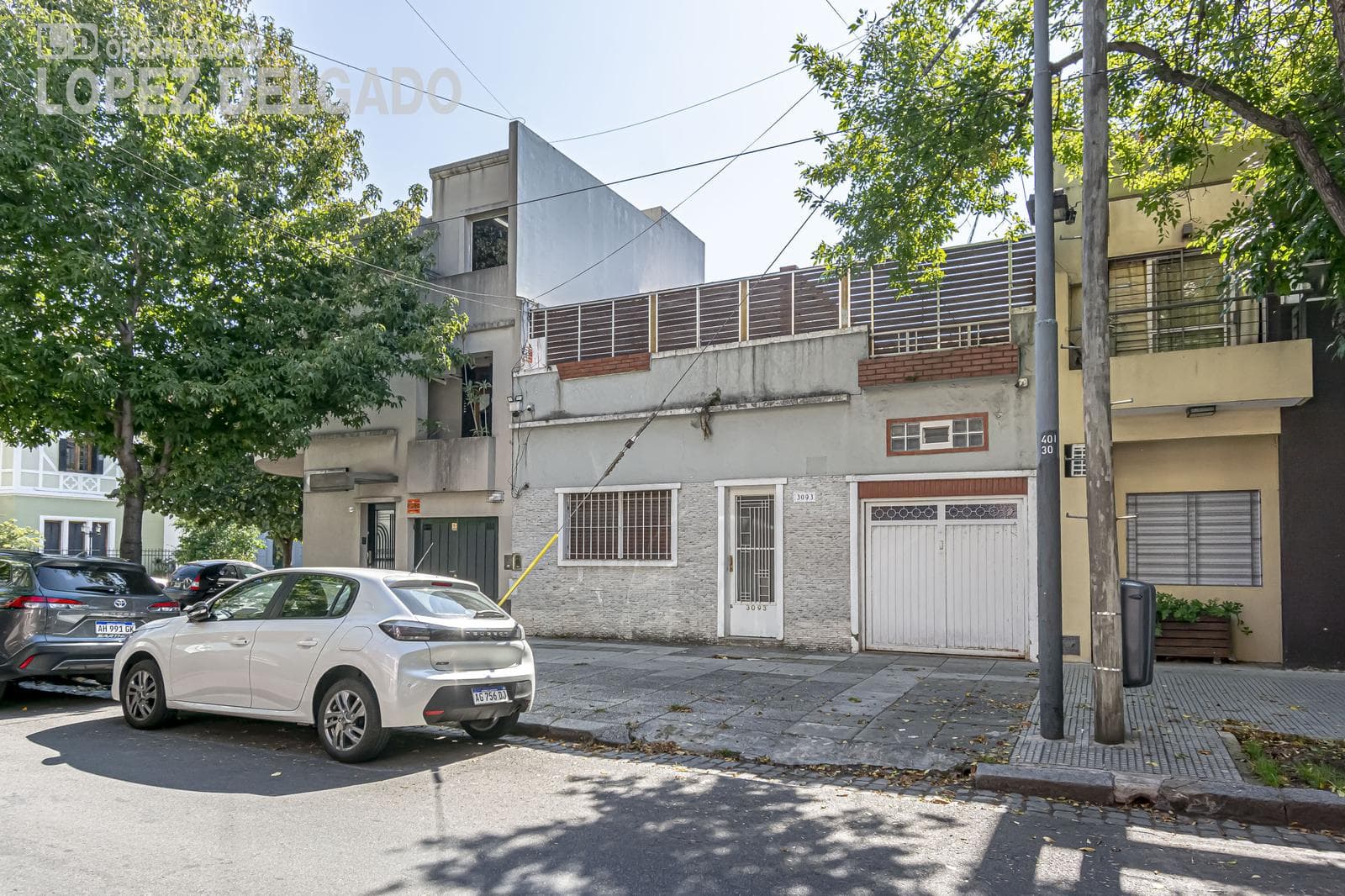 House in Agronomía with a garage, backyard, and terrace