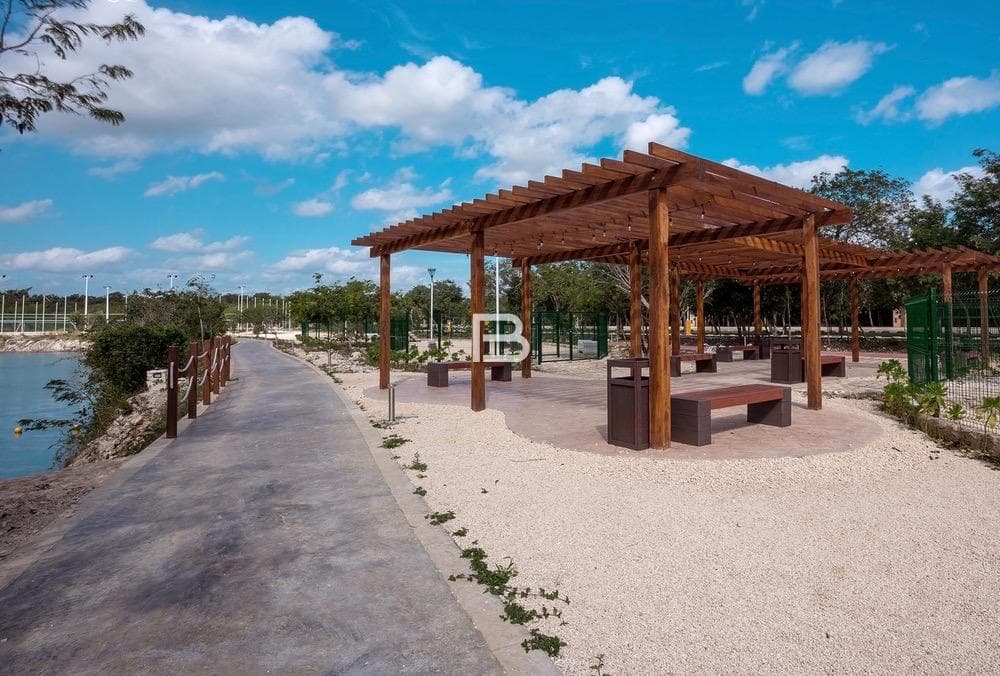 Large plot of land for apartment construction in Cancún