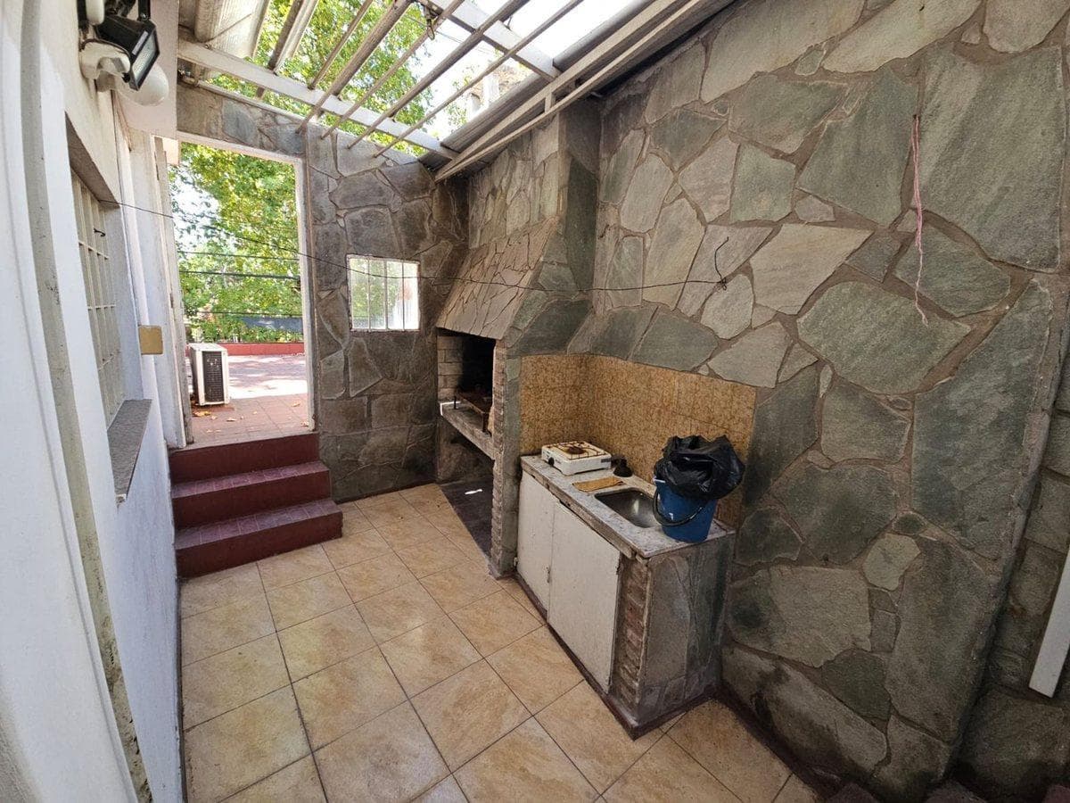 VENTA CASA EN PLANTA ALTA DOS DORMIS, PATIO, BALCÓN ATERRAZADO, PARRILLERO LA FLORIDA RONDEAU 3600