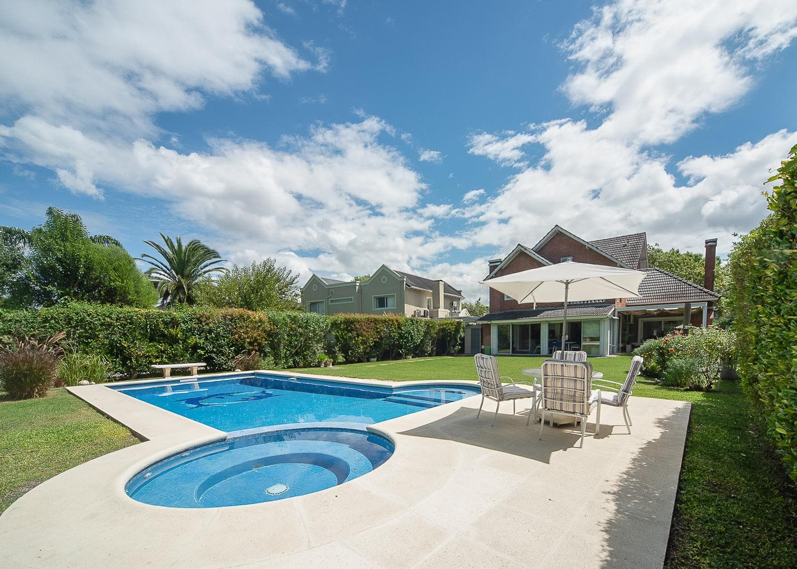 5-room house for sale with a pool, Septiembre Gated Community, Escobar