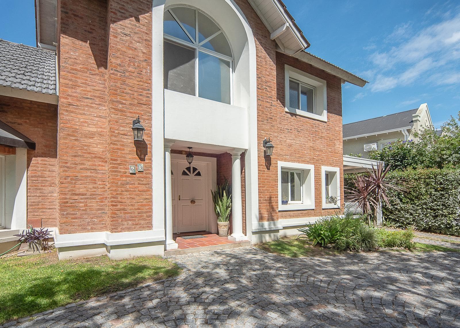 5-room house for sale with a pool, Septiembre Gated Community, Escobar