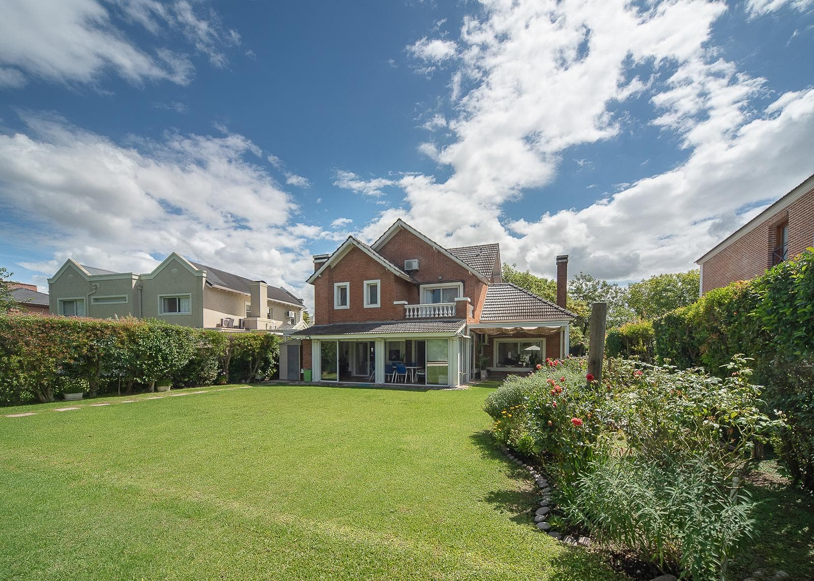 5-room house for sale with a pool, Septiembre Gated Community, Escobar