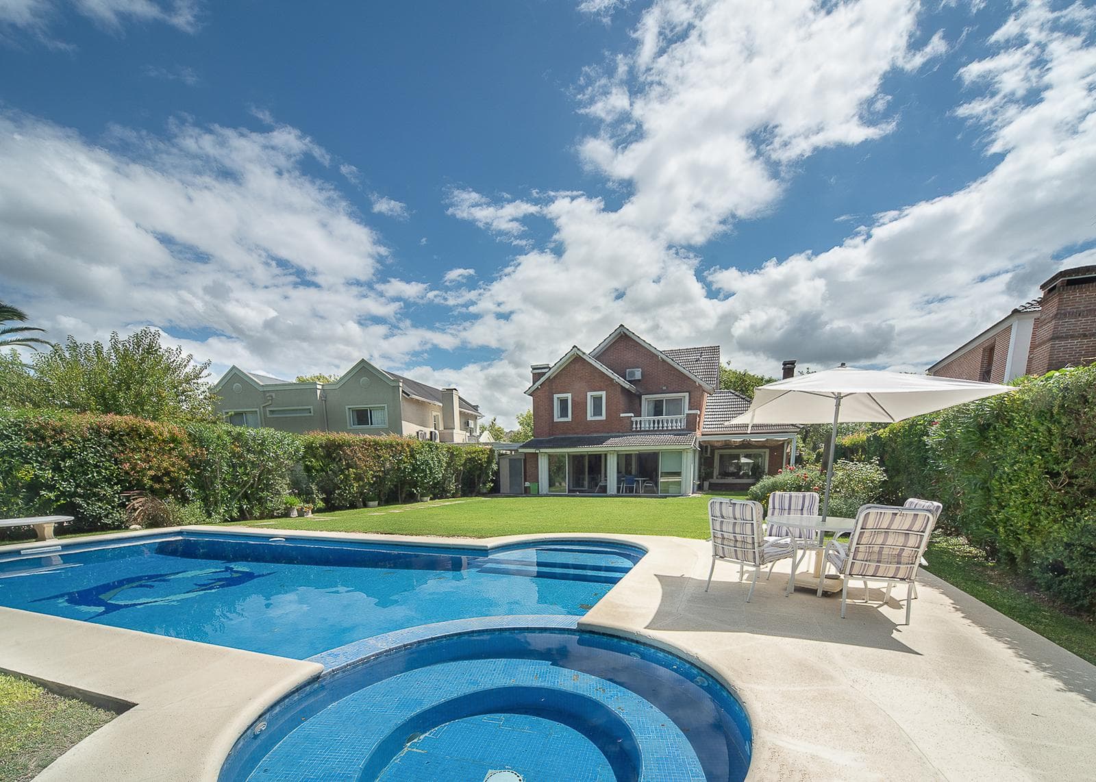 5-room house for sale with a pool, Septiembre Gated Community, Escobar
