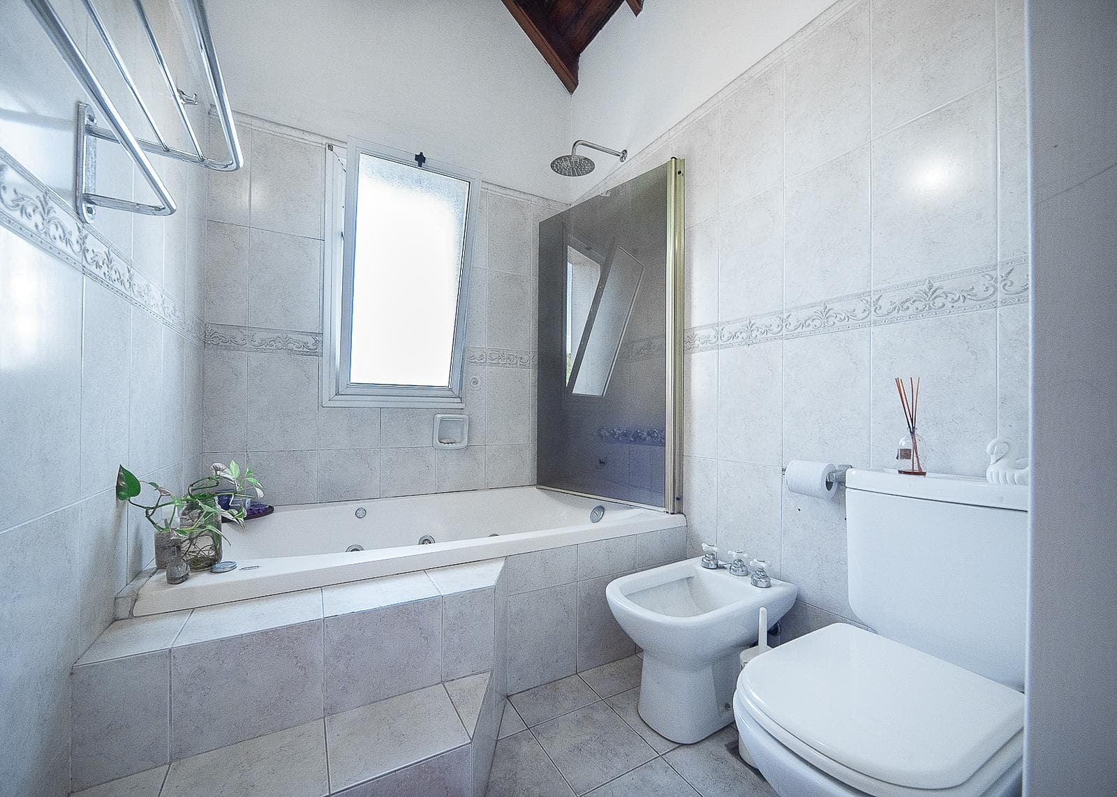 5-room house for sale with a pool, Septiembre Gated Community, Escobar