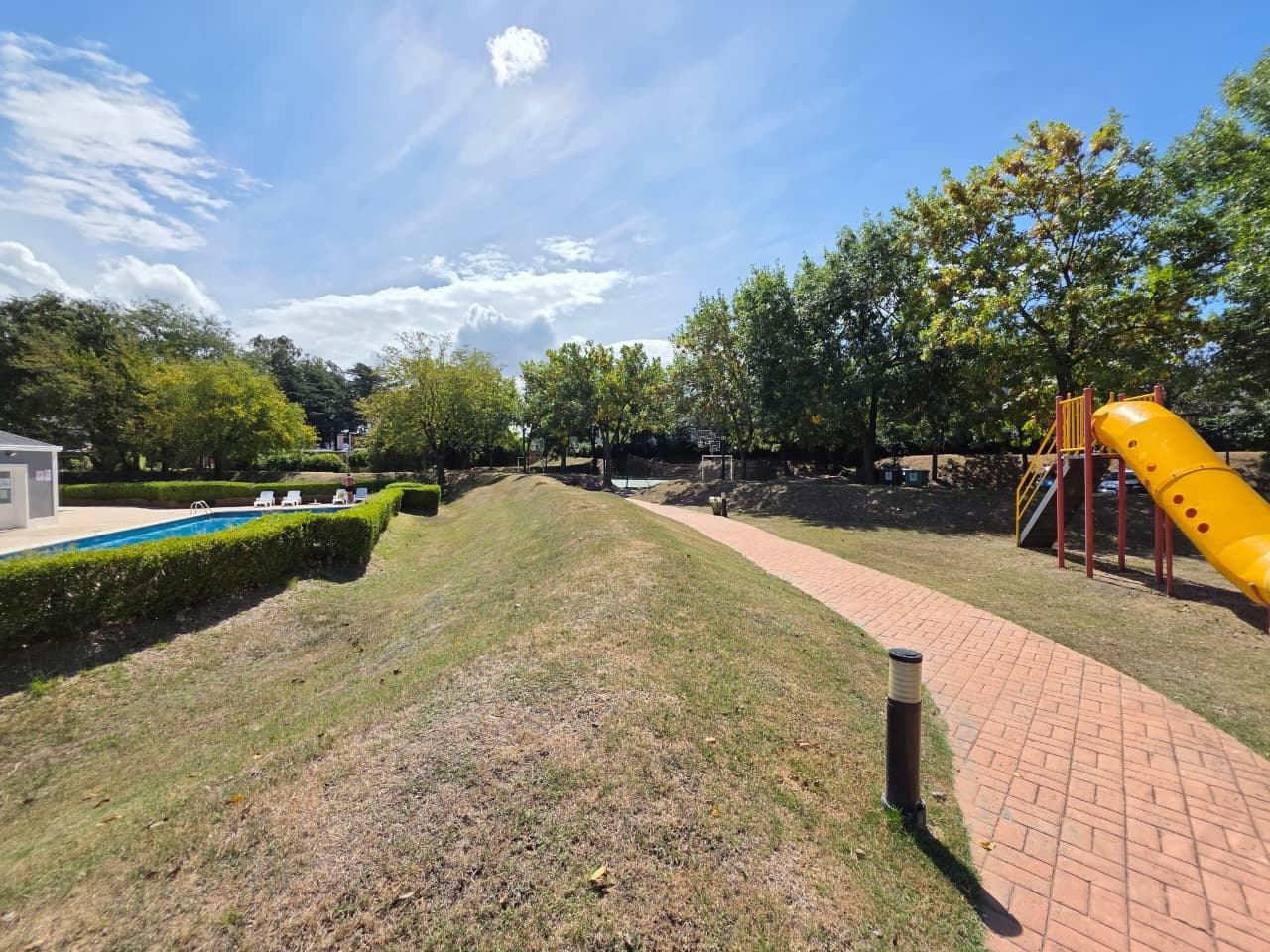 5-room house for sale with a pool, Septiembre Gated Community, Escobar