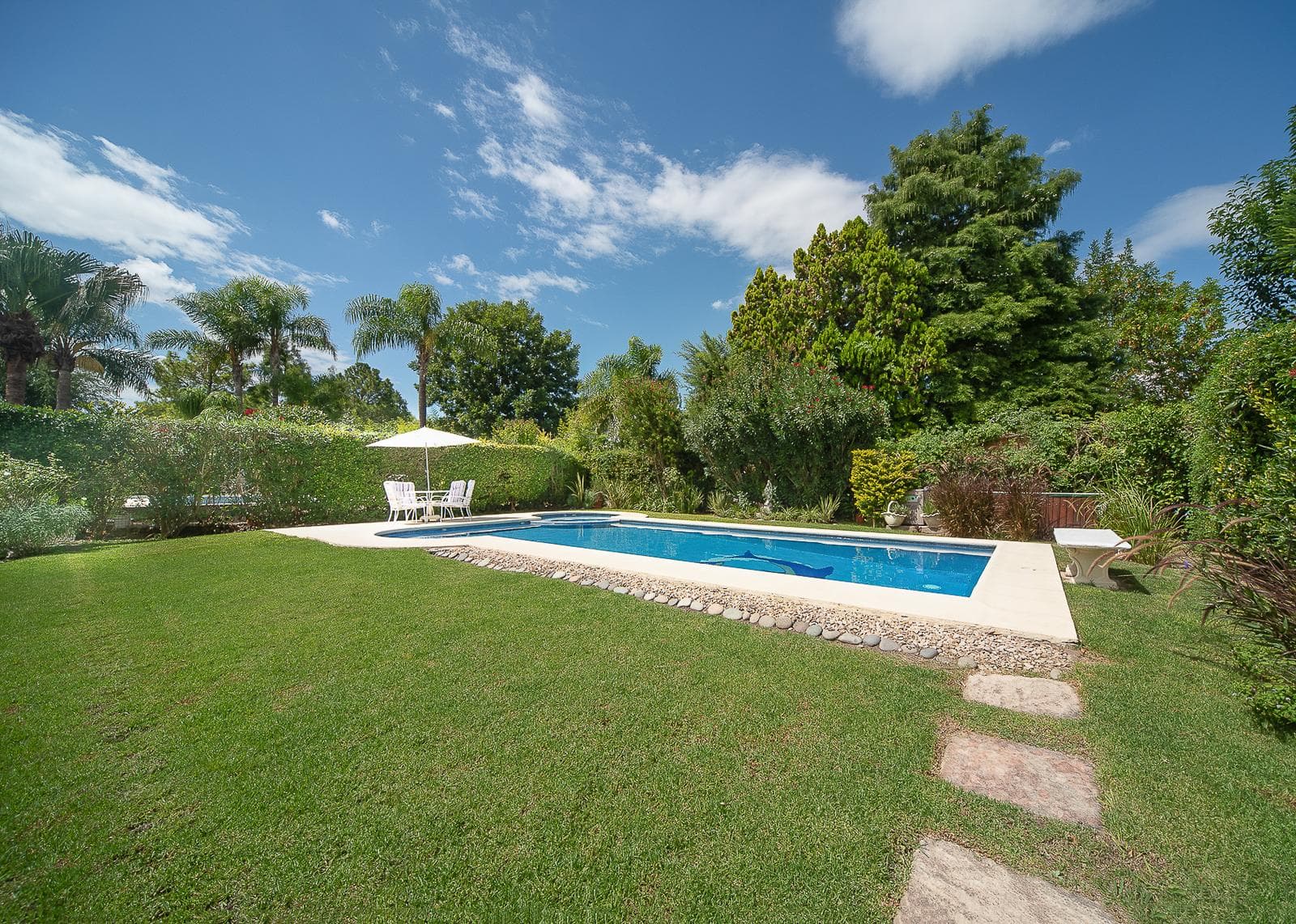 5-room house for sale with a pool, Septiembre Gated Community, Escobar