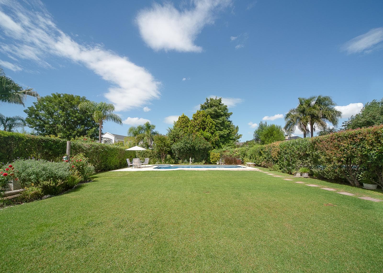 5-room house for sale with a pool, Septiembre Gated Community, Escobar
