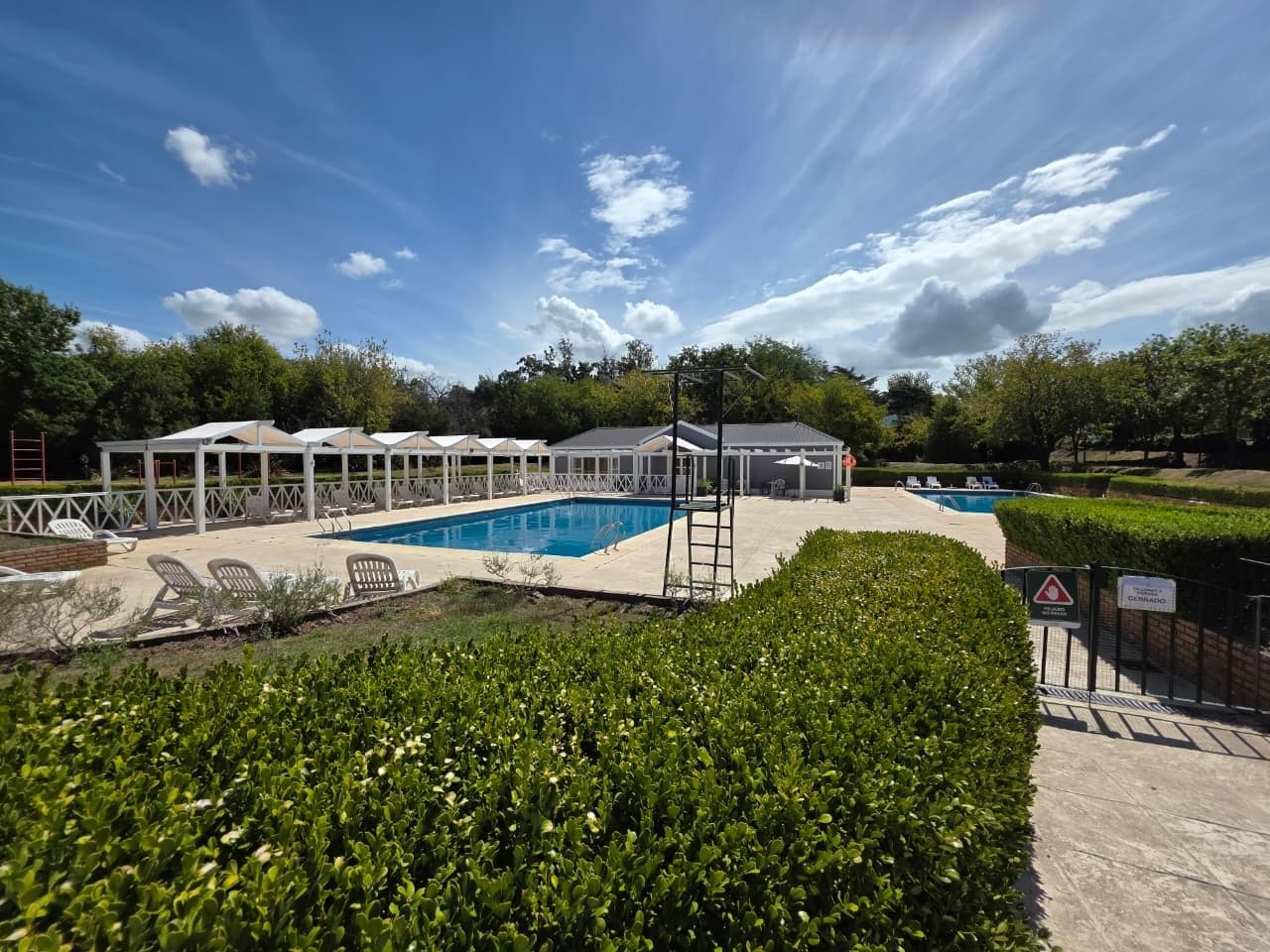 5-room house for sale with a pool, Septiembre Gated Community, Escobar