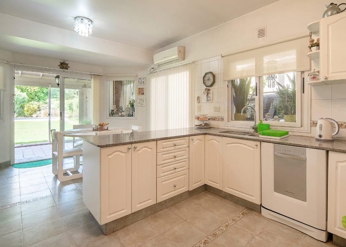 5-room house for sale with a pool, Septiembre Gated Community, Escobar