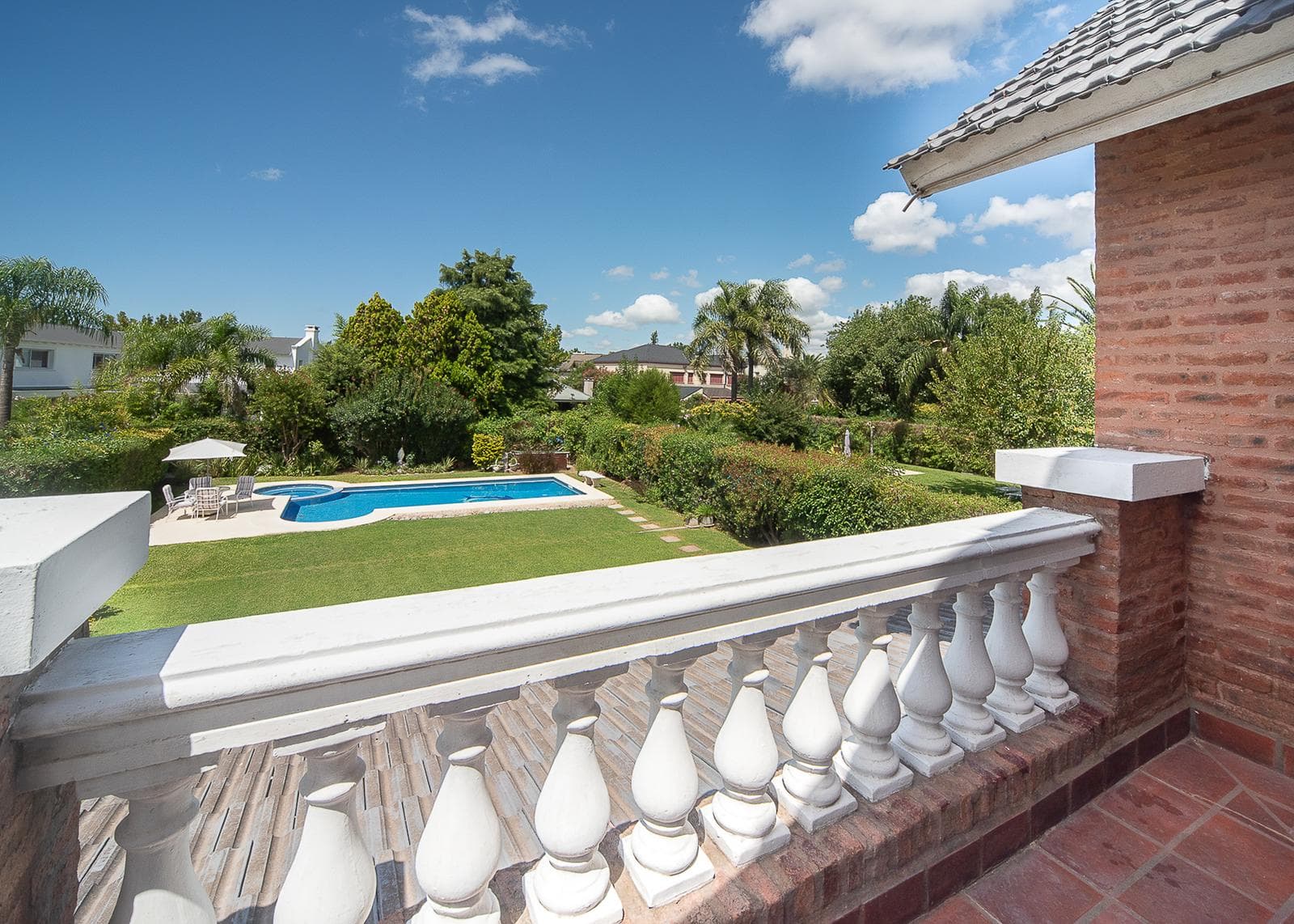 5-room house for sale with a pool, Septiembre Gated Community, Escobar
