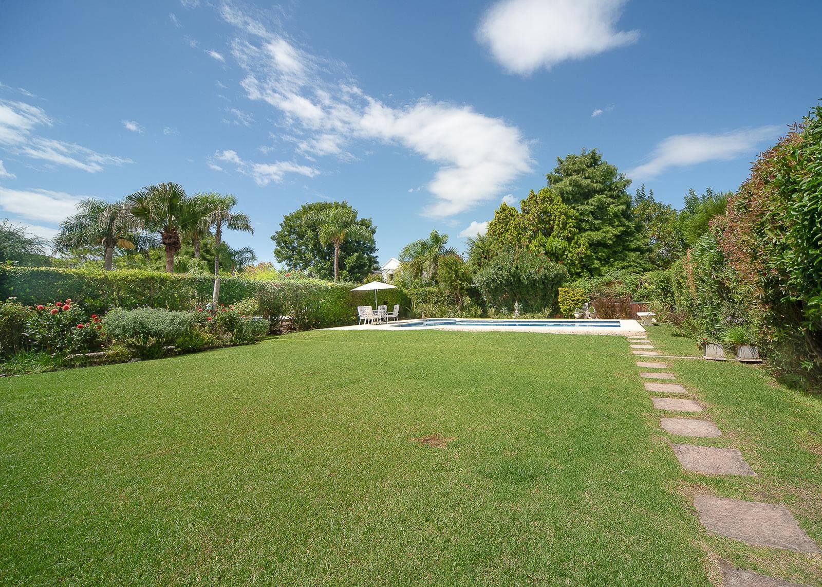 5-room house for sale with a pool, Septiembre Gated Community, Escobar