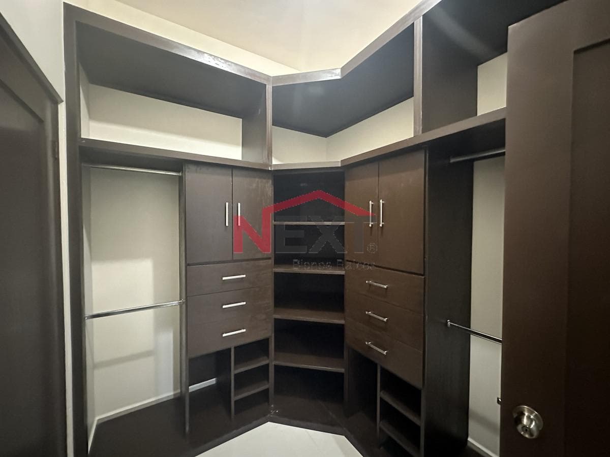 HOUSE FOR SALE IN LOS REALES
