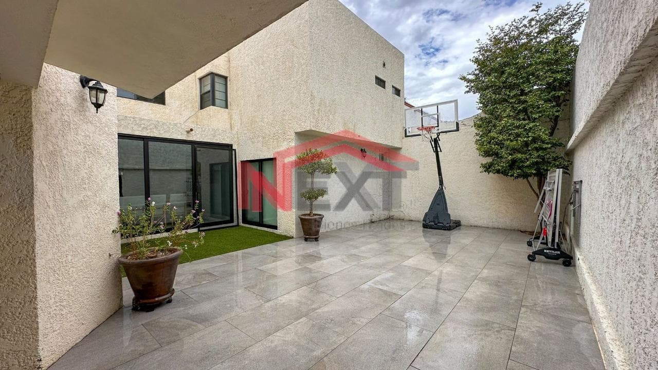 HOUSE FOR SALE IN THE LOS CANARIOS SUBDIVISION