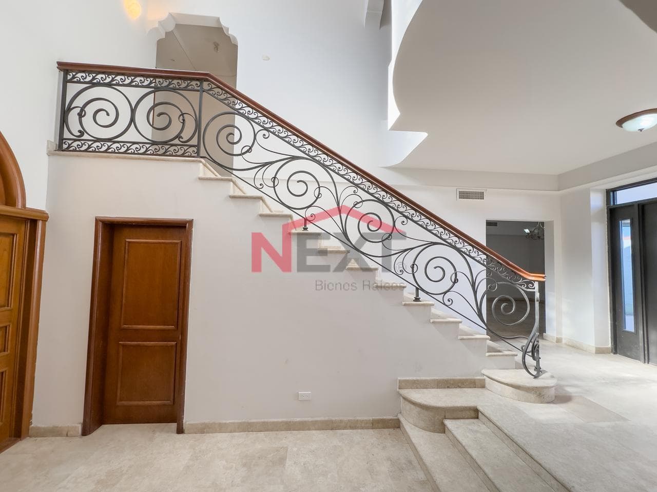 HOUSE AND LAND FOR SALE IN THE PRADOS DE CENTENARIO NEIGHBORHOOD