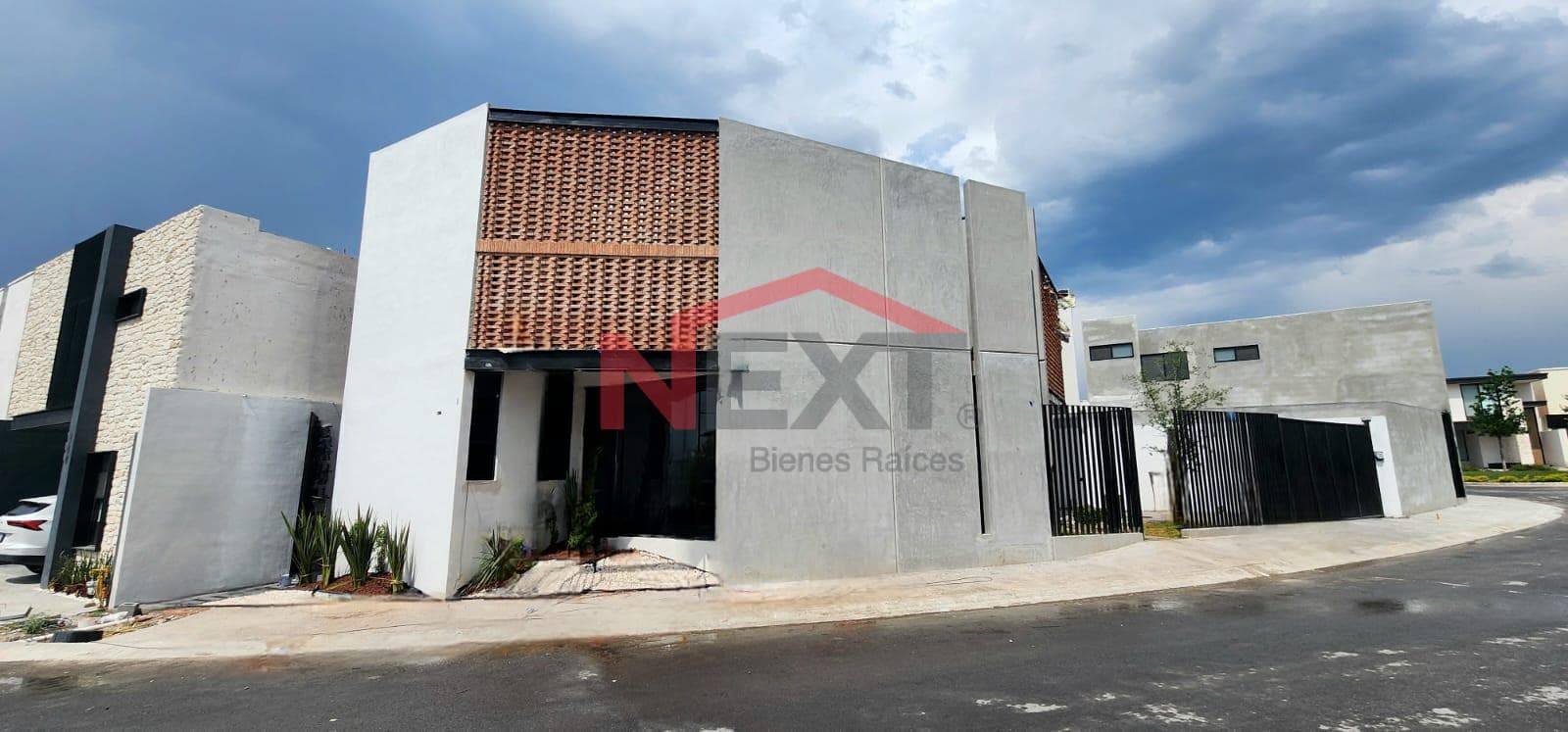 Contemporary-style home for sale in Al Norte Monte Sabino
