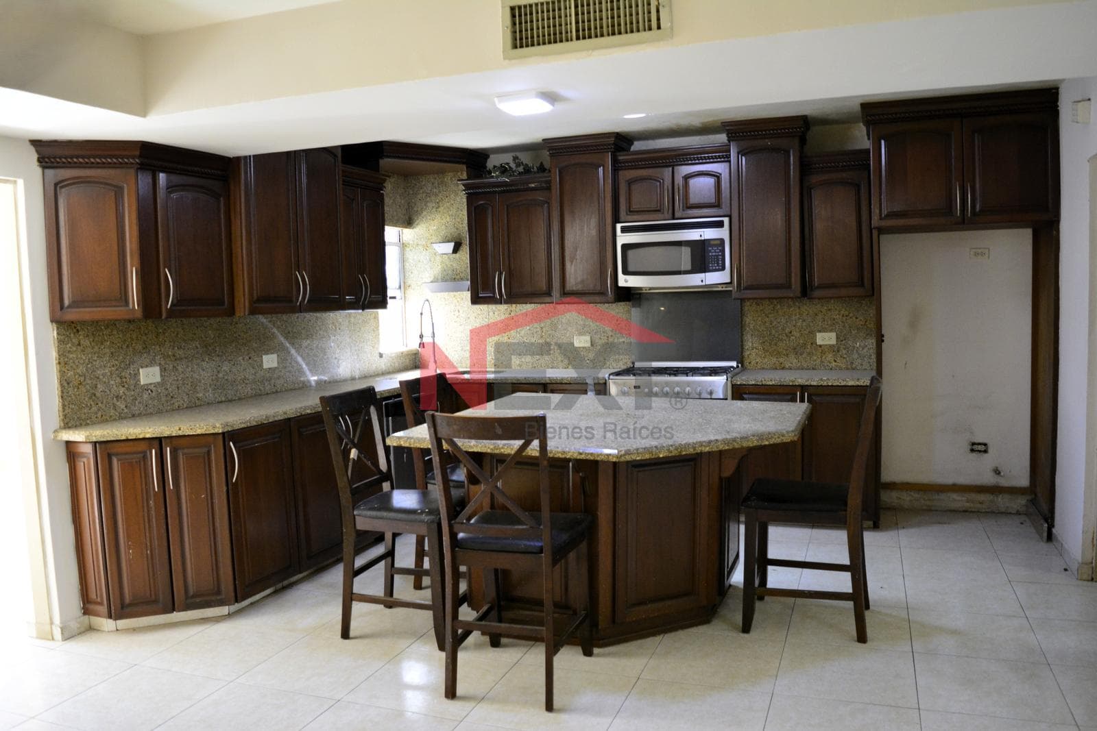 HOUSE FOR SALE IN THE CAMPANARIO NEIGHBORHOOD