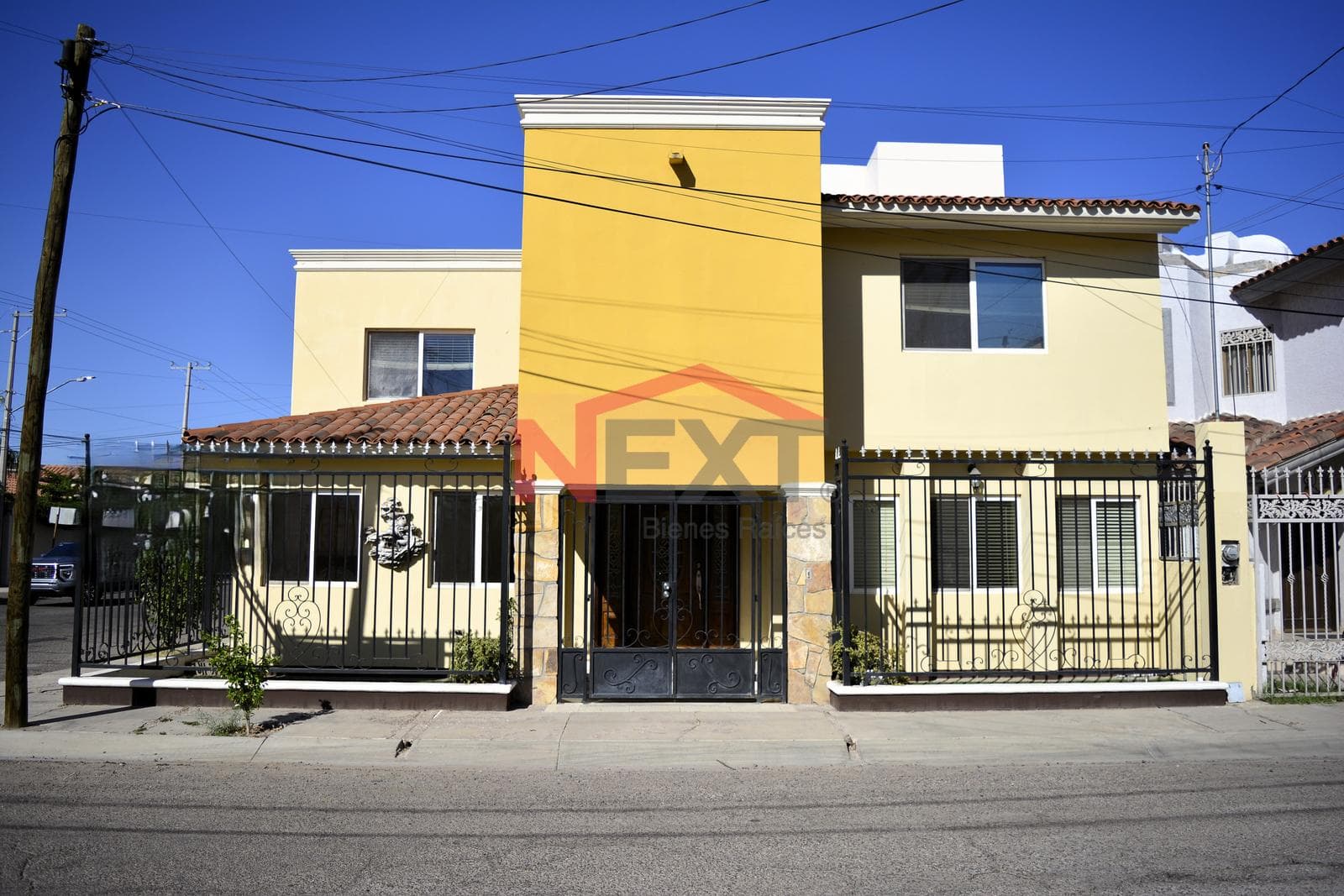 HOUSE FOR SALE IN THE CAMPANARIO NEIGHBORHOOD