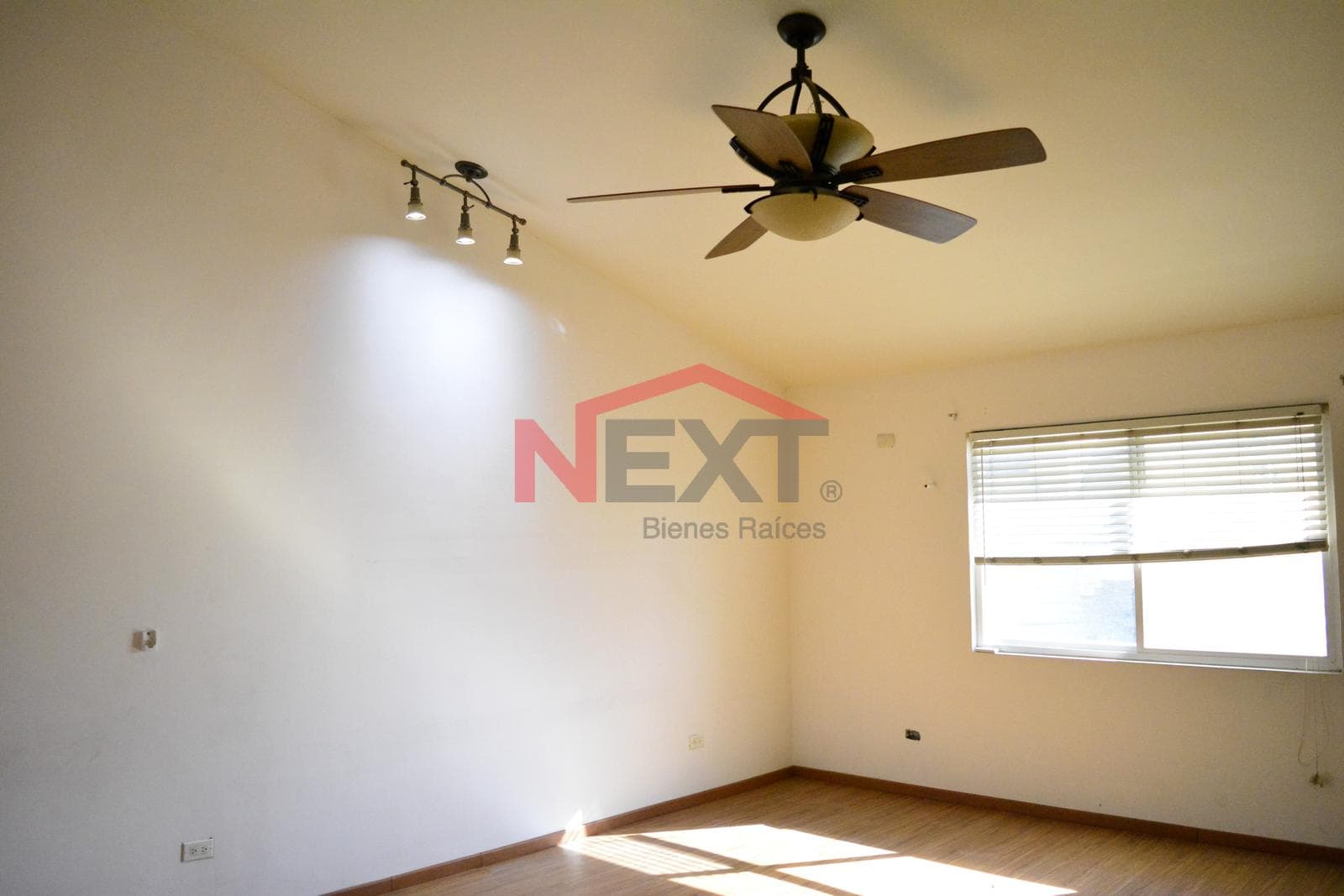 HOUSE FOR SALE IN THE CAMPANARIO NEIGHBORHOOD
