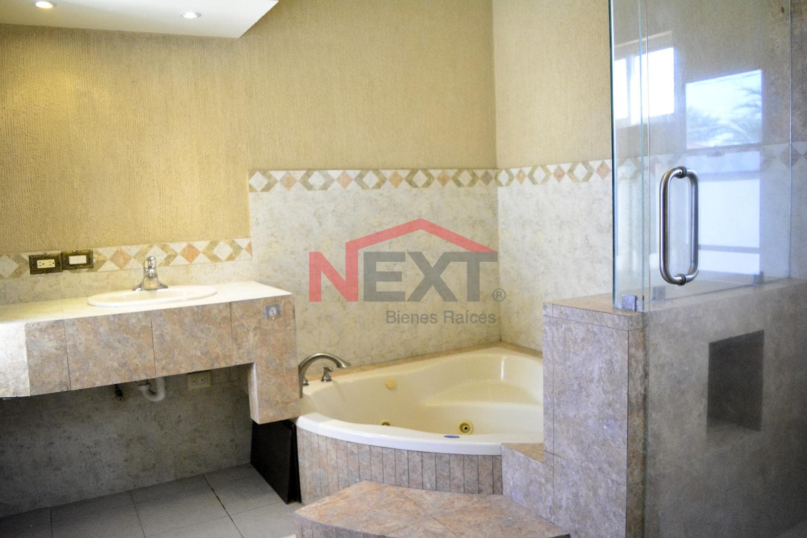 HOUSE FOR SALE IN THE CAMPANARIO NEIGHBORHOOD