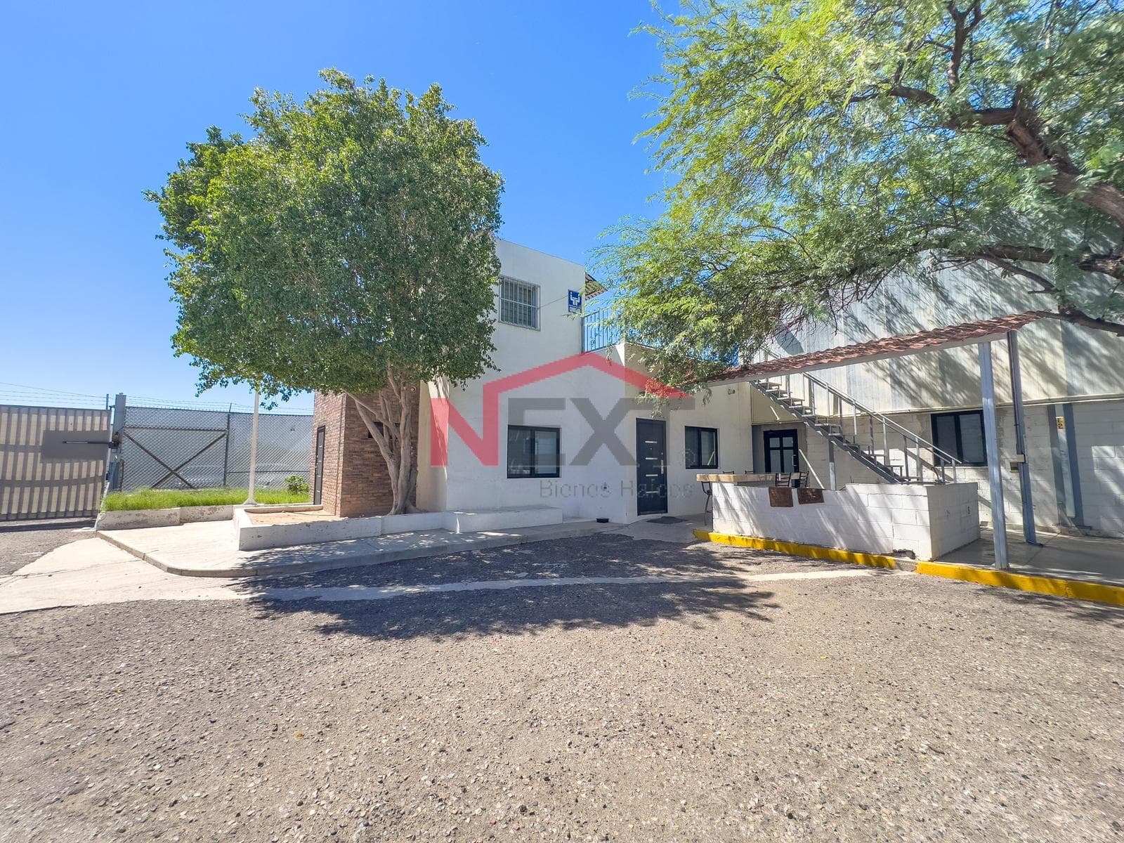 WAREHOUSE FOR SALE IN AN INDUSTRIAL PARK
