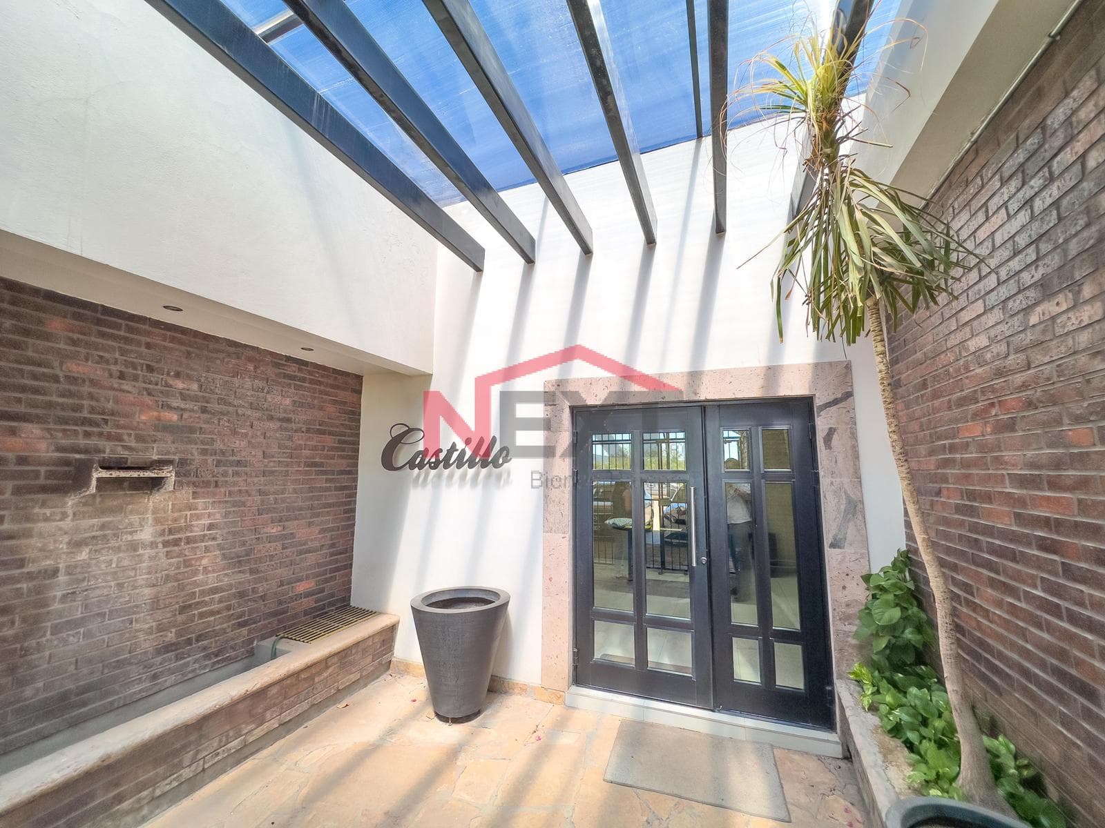 WAREHOUSE FOR SALE IN AN INDUSTRIAL PARK