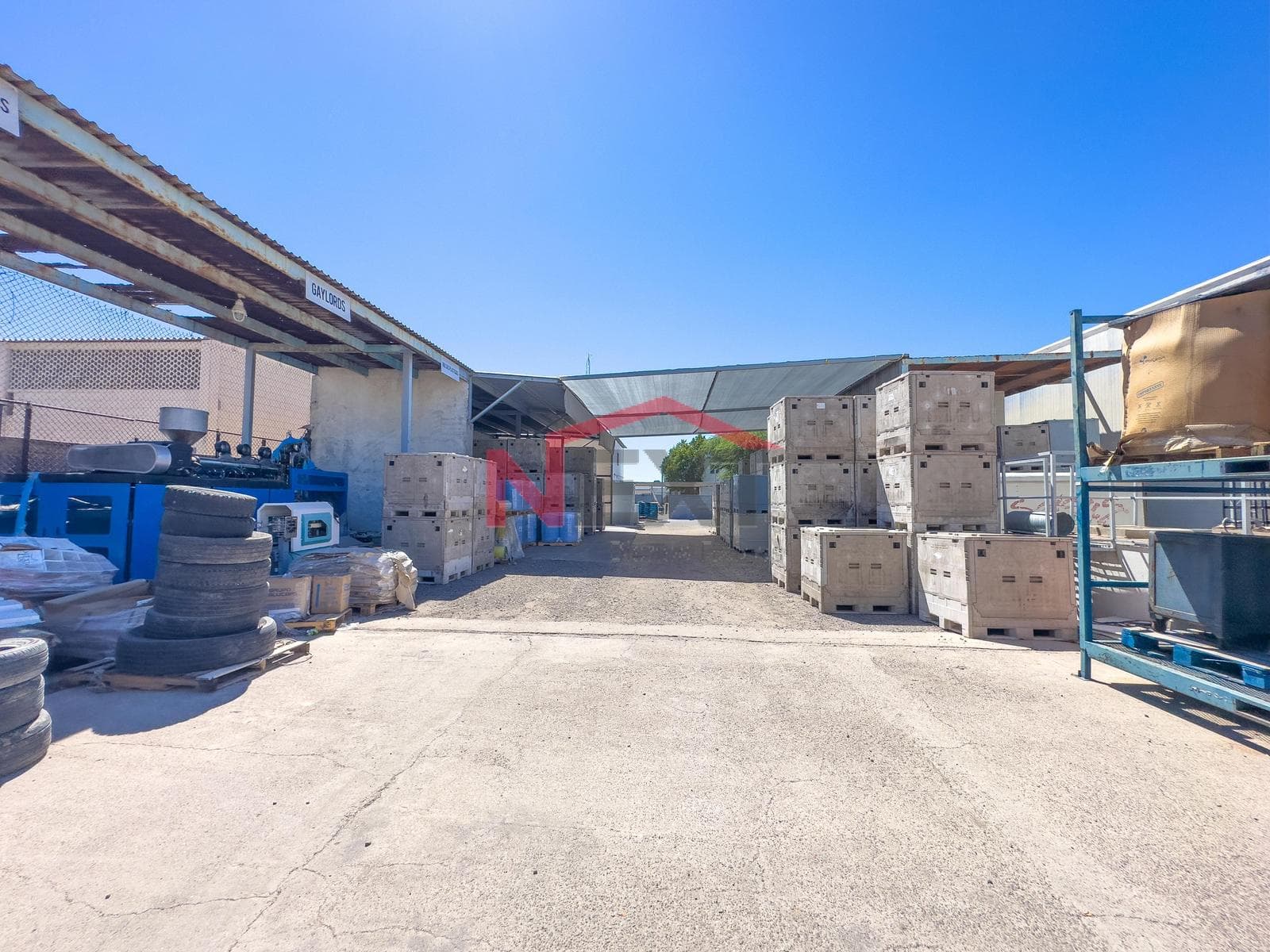WAREHOUSE FOR SALE IN AN INDUSTRIAL PARK
